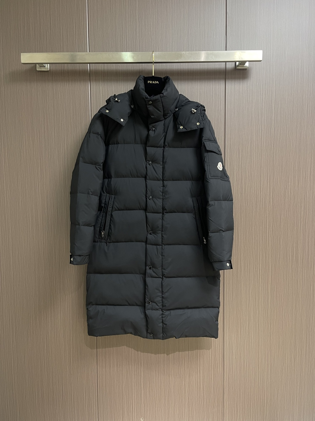 NO:683221,Moncler Hanovcrtan matte long Maya long down jacket, this long parka down is made of longue Saion fabric. The clothing is full of functional details to ensure warmth and care. It has a detachable hood, zipper pockets, adjustable cuffs and snap zipper flap placket. The sleeves are embellished with trademarks. It adds a unique touch to the overall look and significantly improves the protective performance. Sizes M-3XL,,Moncler,down jacket,hats,19860909Moncler 蒙口 Hanovcrtan雾面长玛雅长款羽绒服,该款长款派克羽绒采用 longue Saion面料制成,服装满载功能性细节,确保温暖呵护.设有可拆卸风帽、拉链口袋、可调节袖口以及按扣拉链翻盖门襟.衣袖点缀商标.为整体造型增添一抹独特气息的同时防护性能显著提升.尺码M-3XL,,Moncler,down jacket,hats,,Men's clothing