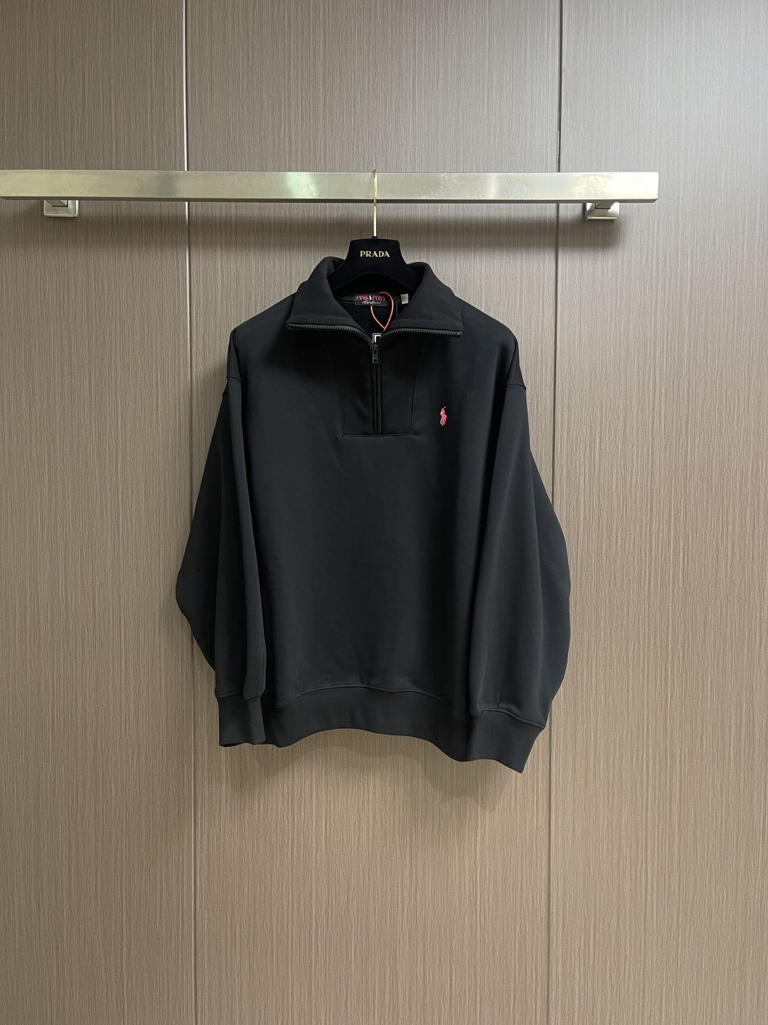 NO:683254,Ralph Lauren pink label semi-turtleneck sweatshirt, custom-made luxurious cotton fleece composite, with a touch of pink pony logo embroidered on the chest, and the back panel is embellished with the brand letters outlined in ivory white satin intarsia. The pink pony embroidery jumping in the center is the only color footnote in this black and white silent film. Imported machine appliqué technology is used, using advanced computer control systems and precision mechanical components to realize Ralph Lauren appliqué work. Sizes S-XL S  Bust 112 Shoulder Width 54.5 Length 68 Medium Bust 116 Shoulder Width 56 Length 60 Large Bust 120 Shoulder Width 57.5 Length 72 XL Bust 124 Shoulder Width 59 Length 74,,loro piana,hoodie,sweatshirts,19860909拉夫劳伦 Ralph Lauren粉标半高领卫衣,定制奢感维棉抓绒复合料,一抹粉色小马标刺绣点缀于胸前,后幅则以象牙白缎纹嵌花勾勒的品牌字母作点缀.而居中跃起的粉色小马刺绣是这场黑白默片中唯一的彩色注脚.采用进口机贴布绣工艺,使用先进的计算机控制系统和精密的机械部件,实现Ralph Lauren贴布绣作业.尺码S-XL S码 胸围112 肩宽54.5衣长68 M码胸围116 肩宽56衣长60 L码 胸围120 肩宽57.5衣长72 XL码胸围124 肩宽59衣长74,,loro piana,hoodie,sweatshirts,,Men's clothing