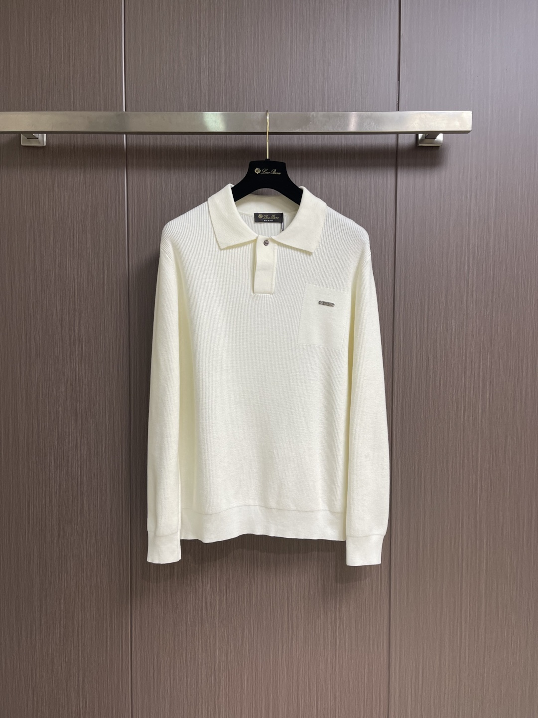 NO:690711,LP Loro piana Men's knitted Polo, Lexington Polo is rooted in centuries-old tradition and draws inspiration from the pulse of modernity. It is specially crafted for those who appreciate timeless artistic style. This polo shirt is made of ribbed fabric and has a flat collar design for a low-key temperament. The fitted cut brings a modern touch to the classic men's style, perfect for layering under a blazer. Sizes M-3XL,,loro piana,loro piana,jackets & coats,business suit,19860909LP Loro piana 男士针织Polo,Lexington Polo衫根植于百年传统,从现代脉搏中汲取灵感,专门为欣赏隽永艺术风格的人士精心打造.这款Polo衫采用罗纹面料制成,平领设计,彰显低调气质.合身剪裁为经典男士款式注入现代气息,非常适合在西装外套下叠穿 尺码M-3XL,,loro piana,loro piana,jackets & coats,business suit,,Men's clothing