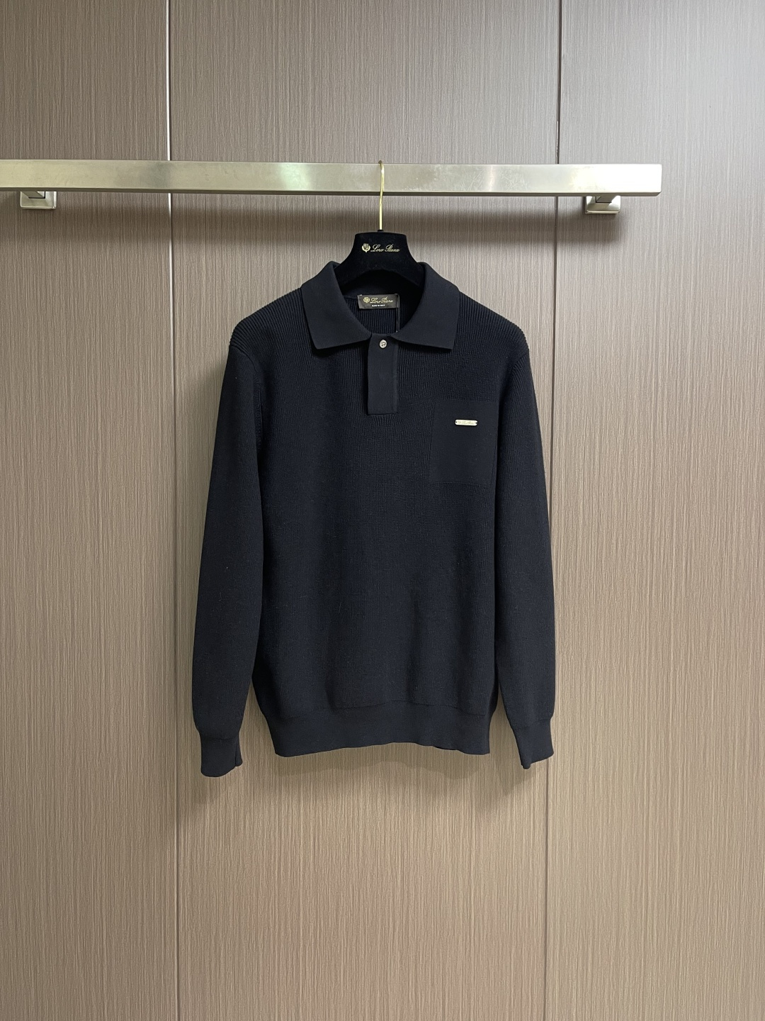 NO:690713,LP Loro piana Men's knitted Polo, Lexington Polo is rooted in century-old tradition and draws inspiration from the pulse of modernity. It is specially crafted for those who appreciate timeless artistic style. This polo shirt is made of ribbed fabric and has a flat collar design for a low-key temperament. The fitted cut brings a modern touch to the classic men's style, perfect for layering under a blazer. Sizes M-3XL,,loro piana,loro piana,jackets & coats,business suit,19860909LP Loro piana 男士针织Polo,Lexington Polo衫根植于百年传统,从现代脉搏中汲取灵感,专门为欣赏隽永艺术风格的人士精心打造.这款Polo衫采用罗纹面料制成,平领设计,彰显低调气质.合身剪裁为经典男士款式注入现代气息,非常适合在西装外套下叠穿 .尺码M-3XL,,loro piana,loro piana,jackets & coats,business suit,,Men's clothing