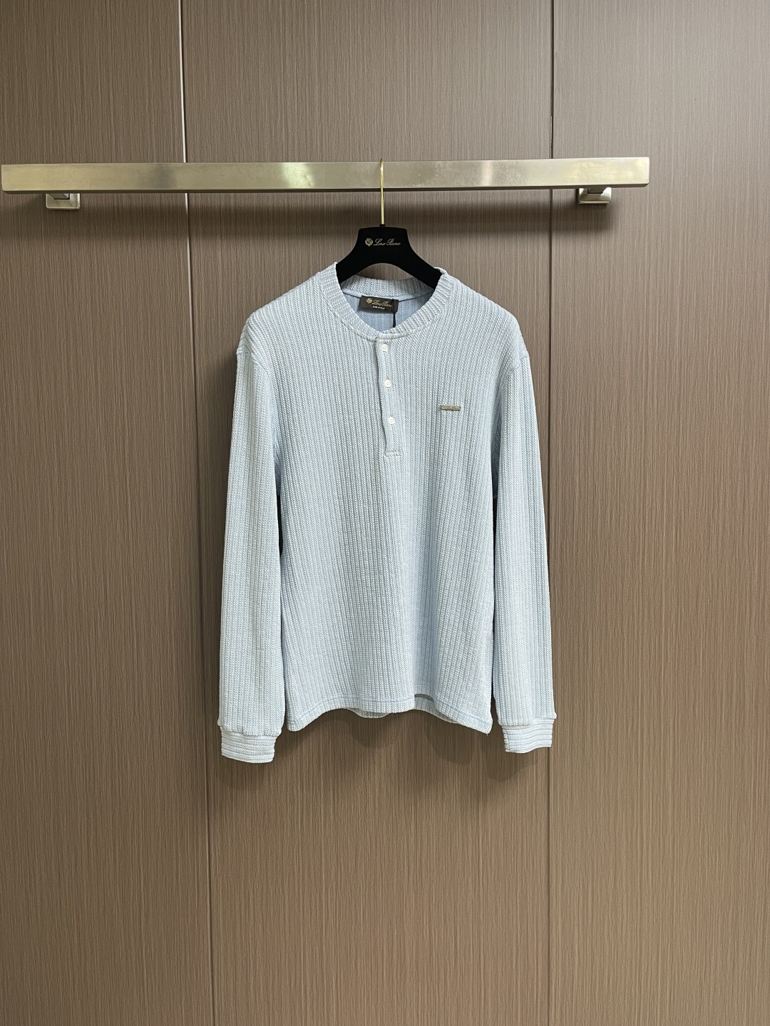 NO:690715,LP Loropiana 2026SS early spring new knitted sweater, imported customer-supplied wool blended fabric, high-density knitting, fashionable and versatile sweater, very handsome. Classic hardware logo nameplate. Durable and not easy to deform, version, various styles can be easily held, classic fashion style that is sought after every year. Three standards are complete. Sizes M-3XL, loro piana, loro piana, sweaters,19860909LP Loropiana 2026SS早春新款针织毛衣,进口客供羊毛混纺面料,高密度针织,时尚百搭毛衣,帅气十足.经典五金Logo铭牌.耐穿不易变形,版型,各种风格都能轻松Hold住,年年被追捧的经典时尚款 三标齐全.尺码M-3XL,,loro piana,loro piana,sweaters,,Men's clothing