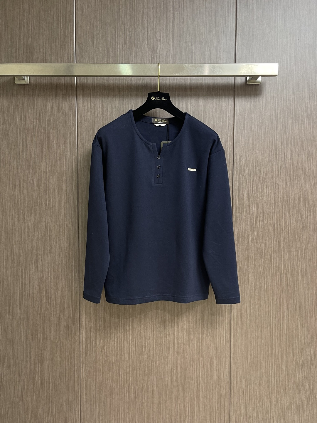 NO:690717,LP Loropiana 2026SS early spring new long-sleeved T-shirt, imported customer-supplied wool blended fabric, fashionable and versatile, full of handsomeness. Classic hardware logo nameplate. Durable and not easy to deform, version, can be easily held in various styles, classic fashion model that is sought after every year. Three standards are complete. Sizes M-3XL, loro piana, loro piana, tees, t-shirt,19860909LP Loropiana 2026SS早春新款长袖T恤,进口客供羊毛混纺面料,时尚百搭,帅气十足.经典五金Logo铭牌.耐穿不易变形,版型,各种风格都能轻松Hold住,年年被追捧的经典时尚款 三标齐全.尺码M-3XL,,loro piana,loro piana,tees，t-shirt,,Men's clothing