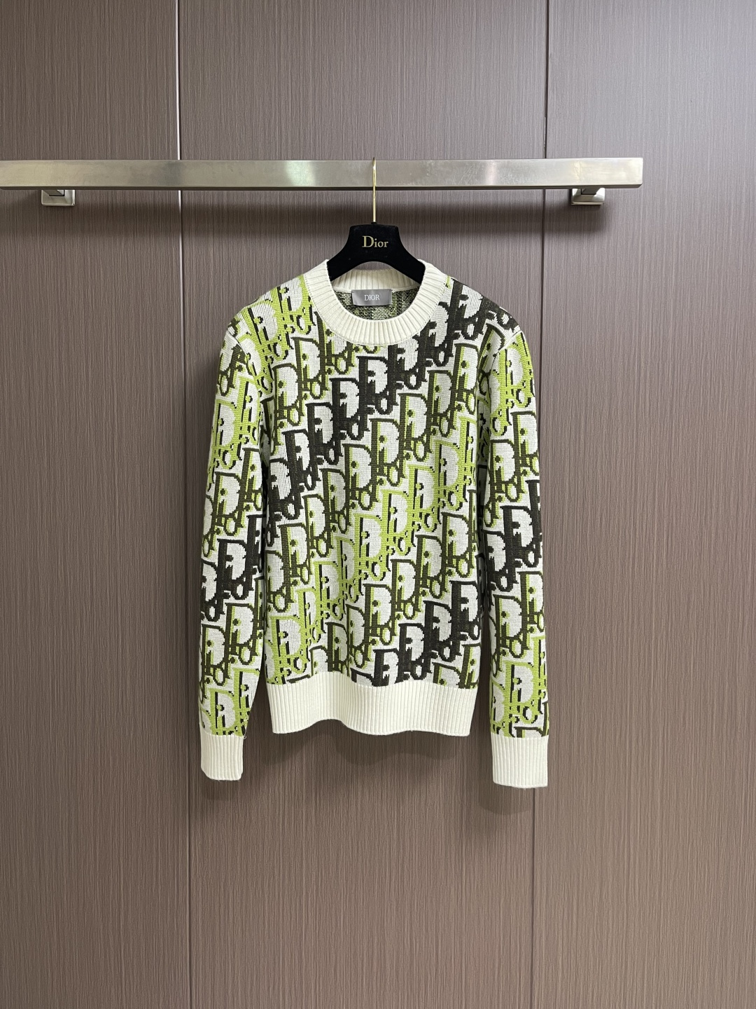 NO:683242,Dior 2026ss new sweater, this sweater is a new product in the 2026 spring men's wear series, highlighting Dior's classic Oblique print. It is carefully made of sheep wool fabric and decorated with multi-color Oblique print throughout the body. It is eye-catching and matched with ribbed round neck, cuffs and hem. The all-over pattern shows the Dior temperament, and the colorful graphic style can enhance the style of all kinds of outfits. Sizes S-XL S size Bust 110  Shoulder width 45, dress length 67, M size bust 114, shoulder width 47, dress length 69, L size bust 118, shoulder width 49, dress length 71, XL size bust 122, shoulder width 51, dress length 73,,dior,19860909Dior 2026ss新款针织衫,这款针织衫是二零二六春季男装系列新品,突显 Dior 经典的Oblique 印花.采用绵羊毛面料精心制作,通体饰以多色Oblique 印花,醒目吸睛,搭配罗纹圆领、袖口和底边.通体图案彰显 Dior 气质,缤纷的图形风格可为各式装扮提升格调.尺码S-XL S码 胸围110 肩宽45衣长67 M码胸围114 肩宽47衣长69 L码 胸围118 肩宽49衣长71 XL码胸围122 肩宽51衣长73,,dior,,Men's clothing