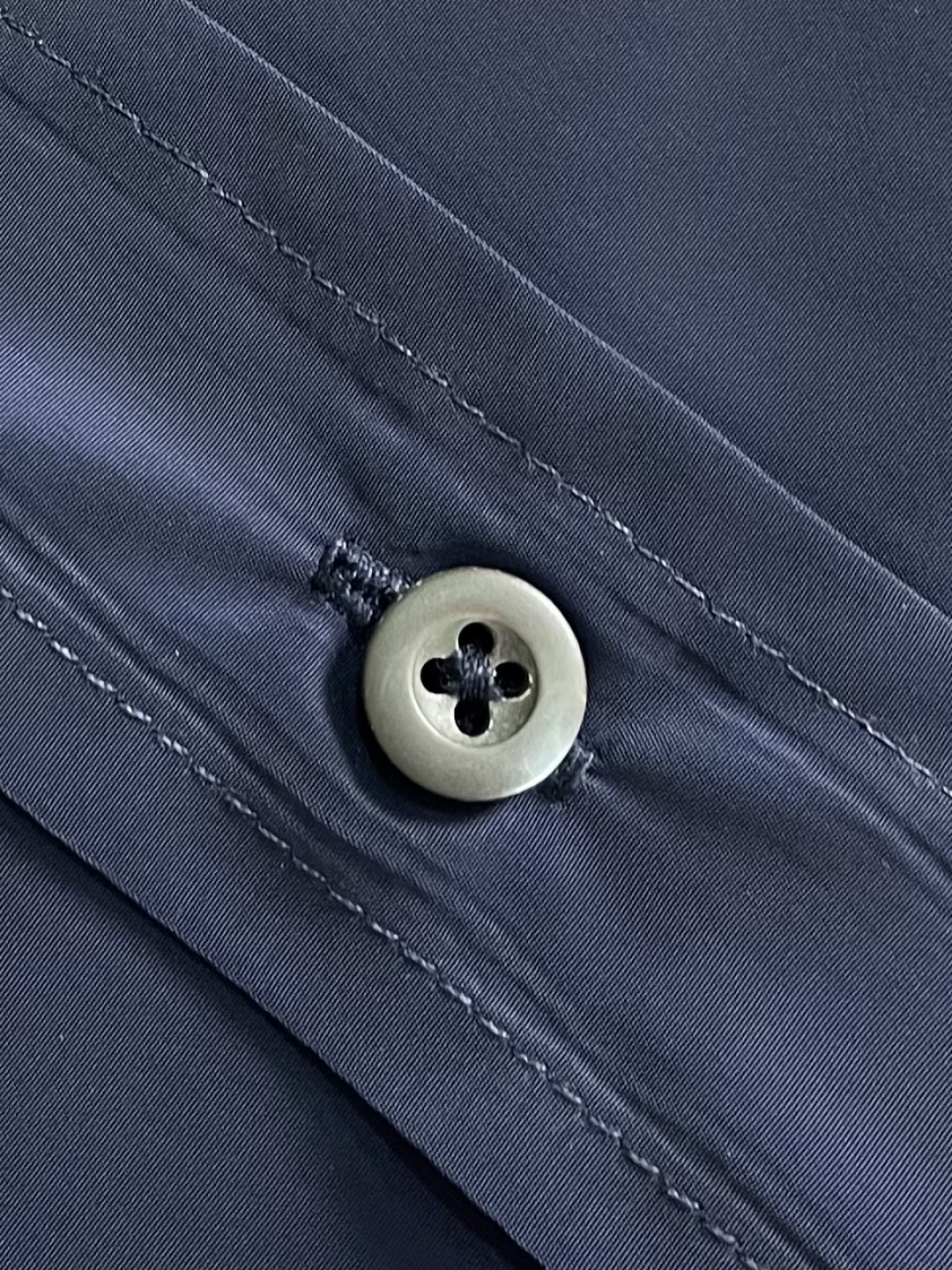 Prada 再生尼龙衬衫，Re-Nylon赋予这款经典剪裁衬衫技术风格，混搭设计融合裁缝优雅与功能性。圆