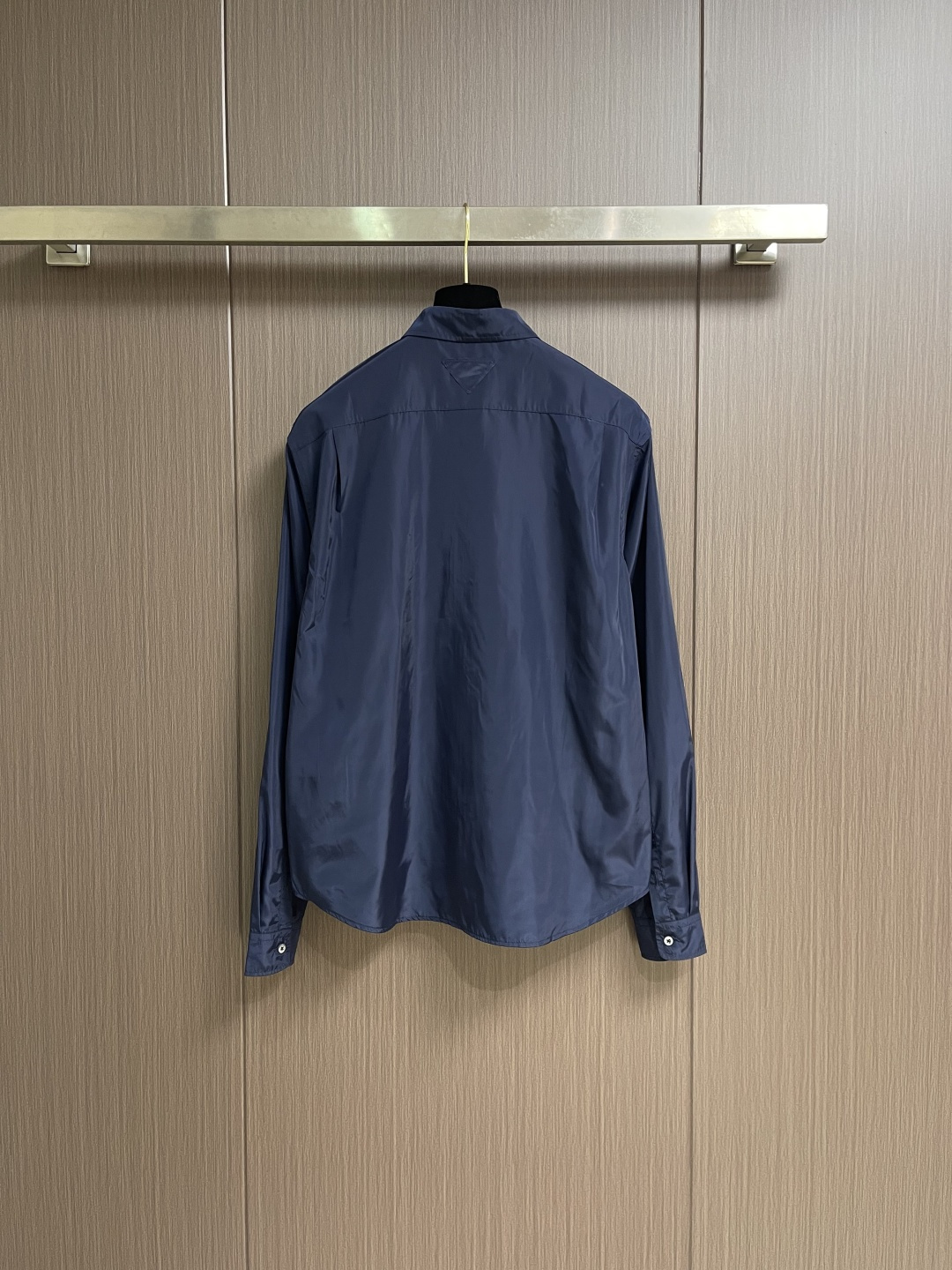 Prada 再生尼龙衬衫，Re-Nylon赋予这款经典剪裁衬衫技术风格，混搭设计融合裁缝优雅与功能性。圆