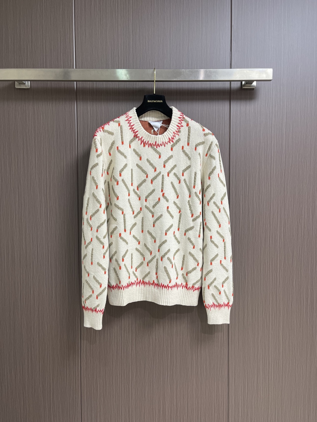 NO:683245,BV  The geometric jacquard round-neck knitted sweater is made of specially imported cashmere blended knitted fabric. The texture is soft and fluffy, and the touch is warm and skin-friendly. It has excellent warmth retention and breathability. It can withstand the cool weather in daily wear without causing a hot and sticky feeling. The neckline adopts a classic round-neck design, with red and gray contrast zigzag patterns.  Knitted edges, neat and eye-catching lines, can not only modify the proportion of the neck, but also inject details into the simple version; the body is covered with geometric line jacquard texture, presented in gray and red two-color knitting, the texture is evenly arranged and three-dimensional and full, which not only breaks the monotony of solid colors, but also makes the overall shape more artistic and design. Size S-XL  S size bust 112 shoulder width 47 length 66 M size bust 116 shoulder width 48 length 68 L size bust 120 shoulder width 49 length 70 XL bust 124 shoulder width 50 length 72,,bottega veneta,sweaters,19860909BV 几何提花圆领针织毛衣,采用进口特供羊绒混纺针织面料,质地柔软蓬松且触感温润亲肤,兼具优异的保暖性与透气度,日常穿着既能抵御微凉天气,又不会产生闷热黏腻感；领口采用经典圆领设计,搭配红灰撞色锯齿状针织收边,线条利落醒目,既能修饰颈部比例,又为简约版型注入细节亮点；衣身满布几何线条提花纹理,以灰红双色针织呈现,纹理排布均匀且立体饱满,既打破纯色单调感,又让整体造型更具艺术设计感.尺码S-XL S码 胸围112 肩宽47衣长66 M码胸围116 肩宽48衣长68 L码 胸围120 肩宽49衣长70 XL码胸围124 肩宽50衣长72,,bottega veneta,sweaters,,Men's clothing