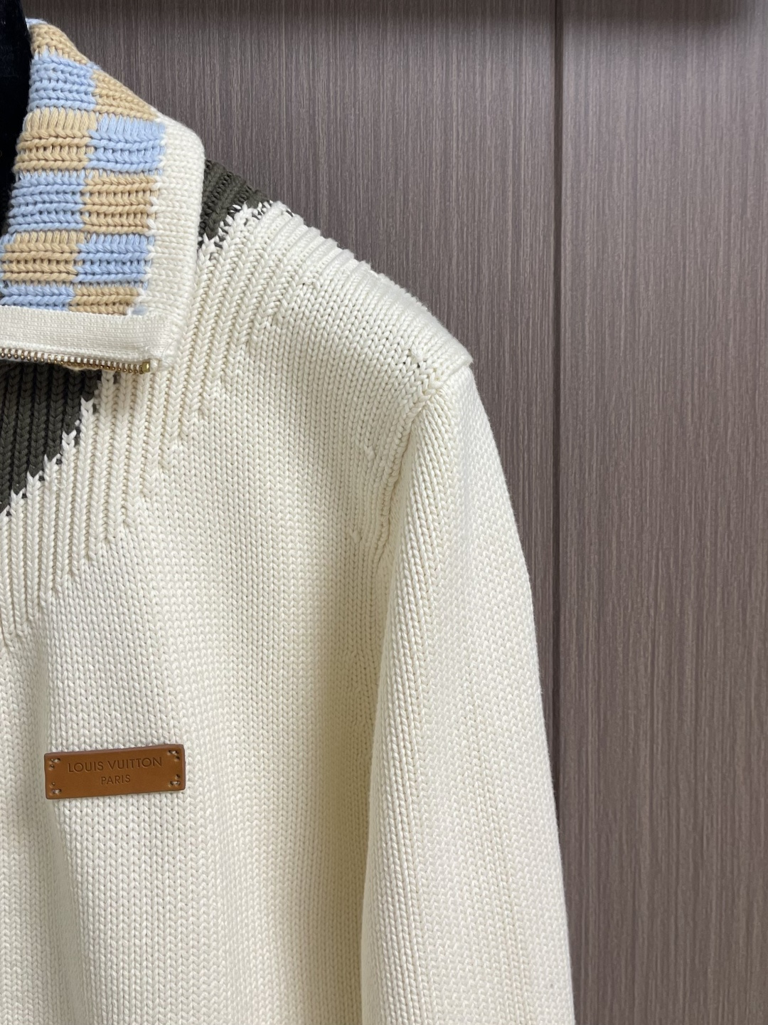 LV 2026SS早春新款针织拉链毛衣开衫，这款外套链夹克采用厚实的纹理针织面料，领口饰有拼色棋盘格的效