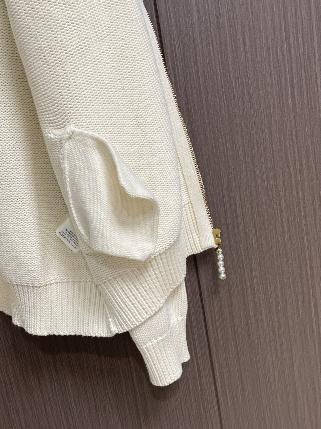 LV 2026SS早春新款针织拉链毛衣开衫，这款外套链夹克采用厚实的纹理针织面料，领口饰有拼色棋盘格的效