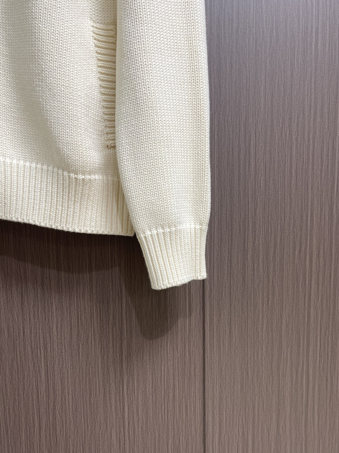 LV 2026SS早春新款针织拉链毛衣开衫，这款外套链夹克采用厚实的纹理针织面料，领口饰有拼色棋盘格的效