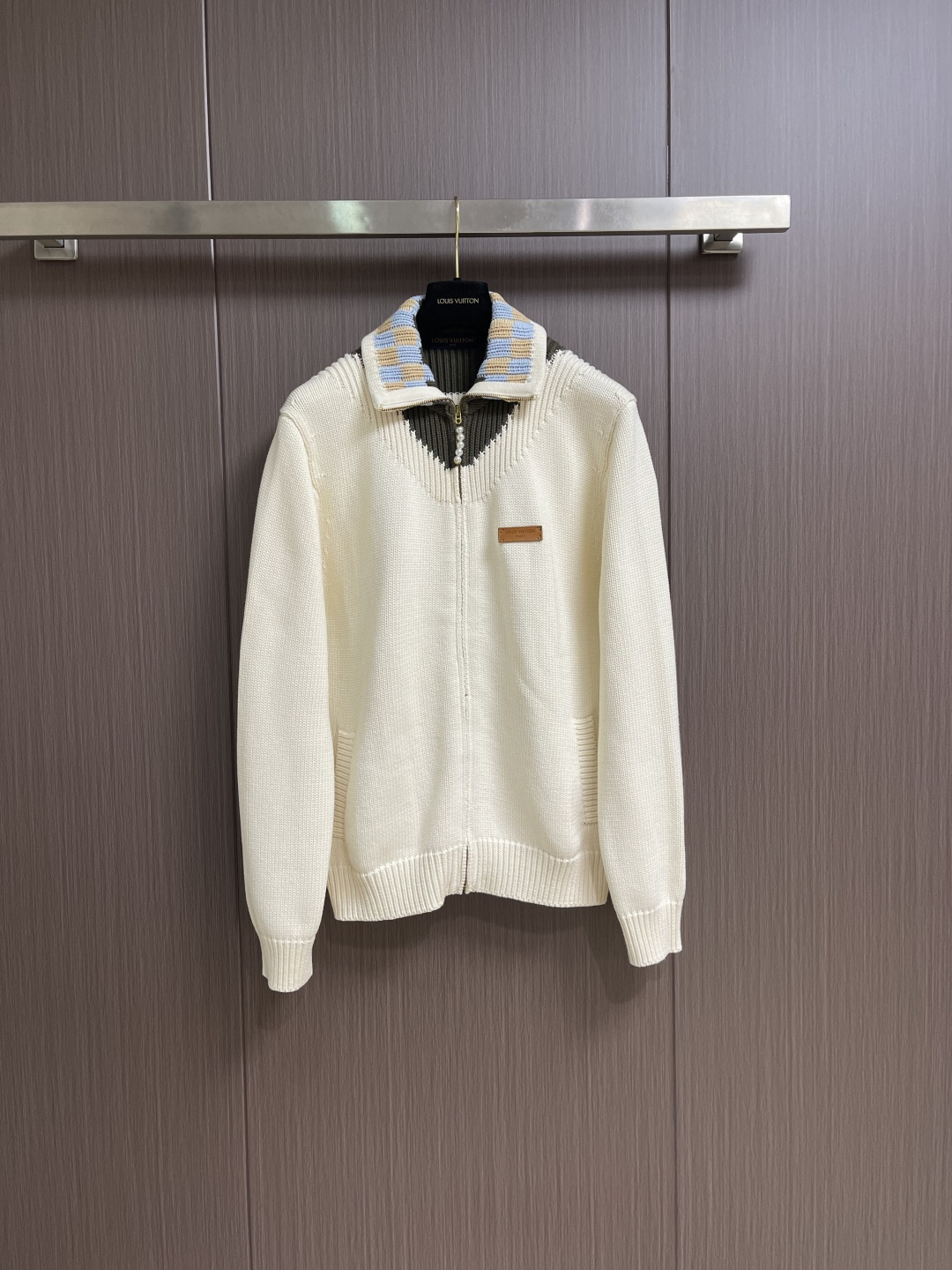 NO:683287,LV 2026SS early spring new knitted zipper sweater cardigan. This coat chain jacket is made of thick textured knitted fabric. The collar is decorated with a color-blocking checkerboard effect. The latest 1v signature leather label is passed on the chest and the Marque L.Vuitton Deposee logo is jacquard on the back. This exquisite yet casual piece is ideal for winter. Sizes S-XL S Size Bust 108 Shoulder Width 42 Length 67  M size bust 112 shoulder width 44 length 69 L size bust 116 shoulder width 46 length 71 XL size bust 120 shoulder width 48 length 73,,louis vuitton,jackets & coats,jackets & coats,sweaters,19860909LV 2026SS早春新款针织拉链毛衣开衫,这款外套链夹克采用厚实的纹理针织面料,领口饰有拼色棋盘格的效果,胸前通过最新1v签名皮标,背后提花Marque L.Vuitton Deposee标志.这款精致而又不失休闲的单品是冬季的理想之选.尺码S-XL S码胸围108肩宽42 衣长67 M码胸围112肩宽44 衣长69 L码 胸围116肩宽46 衣长71 XL码胸围120 肩宽48衣长73,,louis vuitton,jackets & coats,jackets & coats,sweaters,,Men's clothing