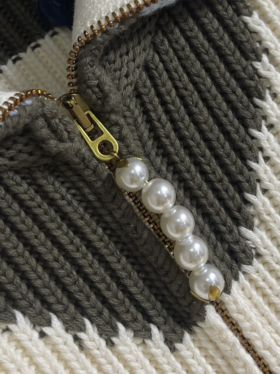 LV 2026SS早春新款针织拉链毛衣开衫，这款外套链夹克采用厚实的纹理针织面料，领口饰有拼色棋盘格的效