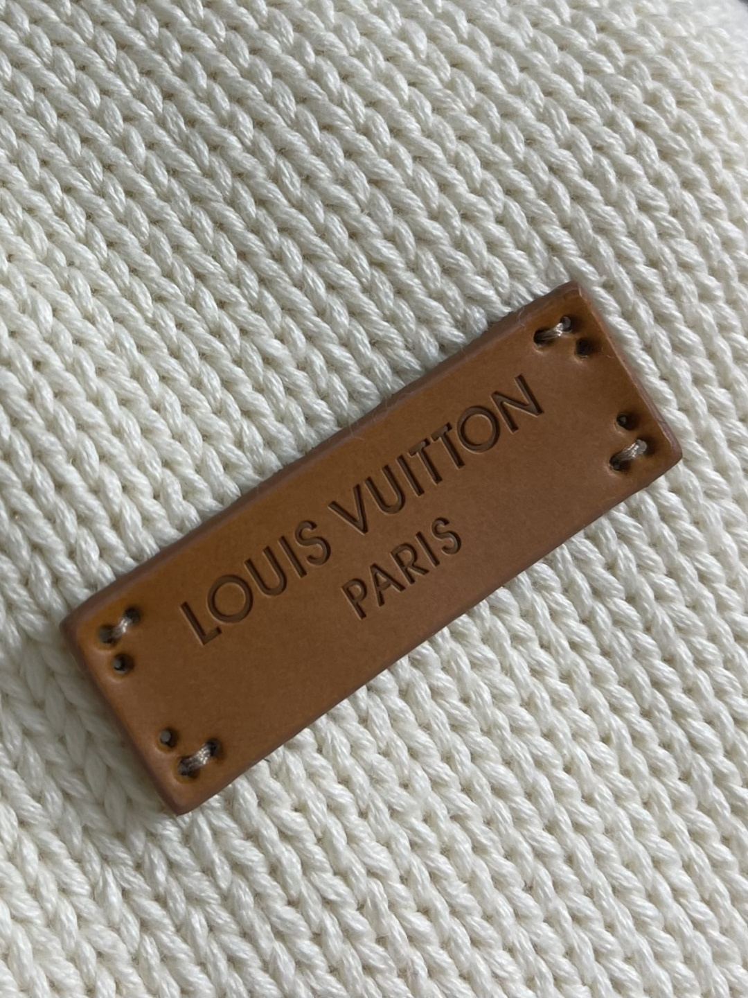 LV 2026SS早春新款针织拉链毛衣开衫，这款外套链夹克采用厚实的纹理针织面料，领口饰有拼色棋盘格的效