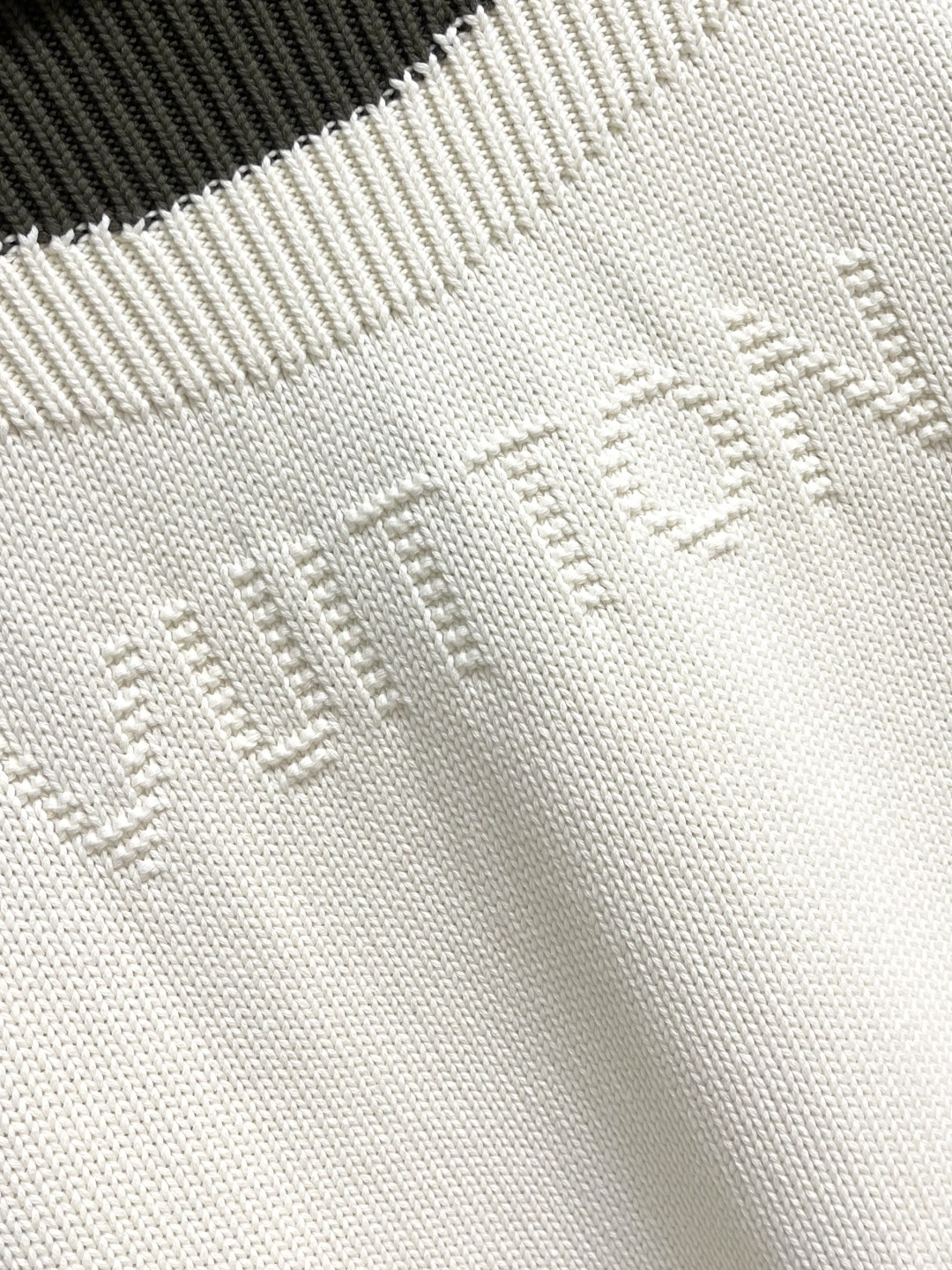 LV 2026SS早春新款针织拉链毛衣开衫，这款外套链夹克采用厚实的纹理针织面料，领口饰有拼色棋盘格的效