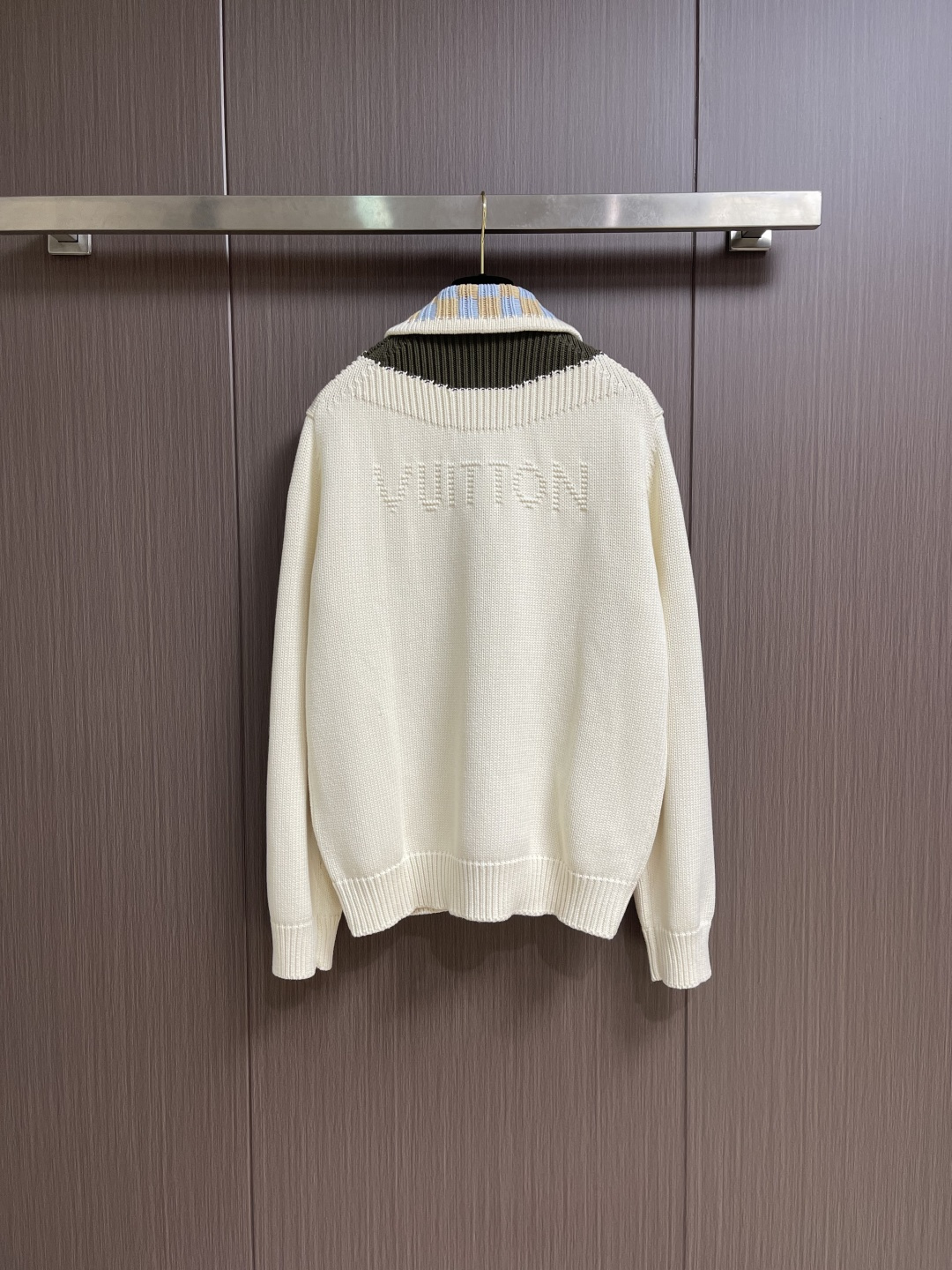 LV 2026SS早春新款针织拉链毛衣开衫，这款外套链夹克采用厚实的纹理针织面料，领口饰有拼色棋盘格的效