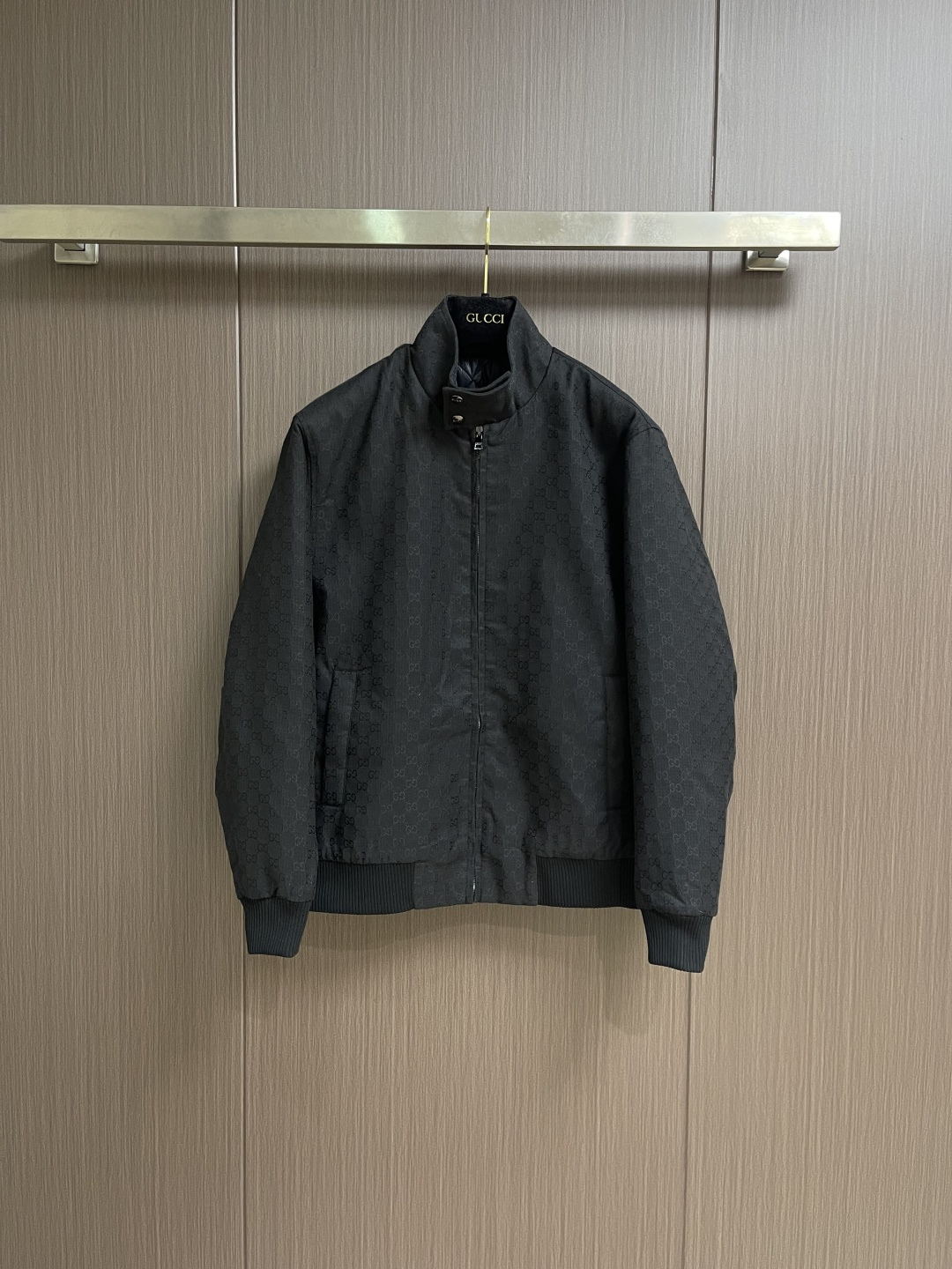 NO:683234,GUCCI 2026SS early spring new plaid zipper jacket. This series uses a variety of fabric techniques to interpret the iconic GC elements, presenting a rich visual hierarchy. This zipper jacket is made of dark blue GG polyester fiber cloth, with a quilted lining to create a crisp silhouette and a comfortable experience. Sizes S-XL  L size, bust 122, shoulder width 52, clothing length 71, XL size bust 126, shoulder width 53.5, clothing length 72.5,,gucci,jackets & coats,19860909GUCCI 2026SS早春新款格子布拉链夹克,本系列选用多种织物工艺诠释标志性GC元素,呈现丰富视觉层次.这款拉链夹克甄选深蓝色GG聚酯纤维子布制作,搭配绗缝衬里,打造挺括廓形,成就舒适体验.尺码S-XL S码 胸围114 肩宽49衣长68 M码胸围118 肩宽50.5 衣长69.5 L码 胸围122 肩宽52衣长71 XL码胸围126 肩宽53.5 衣长72.5,,gucci,jackets & coats,,Men's clothing