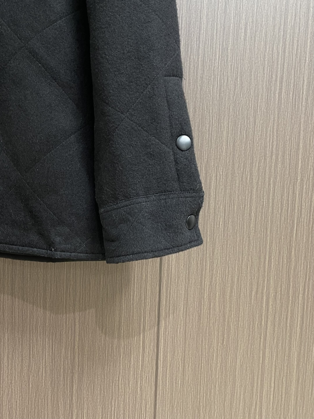 Prada 三角标翻领棉服外套，定制玄光羊绒混纺料 以及大格纹羽绒棉 质感卓越 每一寸都蕴含着沉甸甸的暖