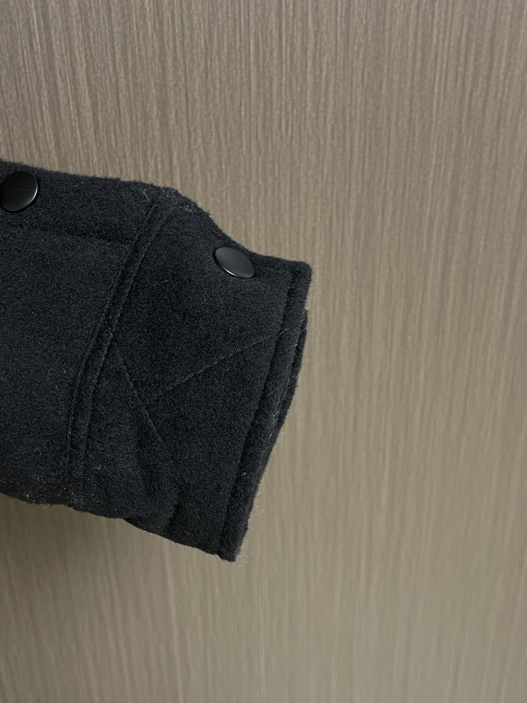 Prada 三角标翻领棉服外套，定制玄光羊绒混纺料 以及大格纹羽绒棉 质感卓越 每一寸都蕴含着沉甸甸的暖