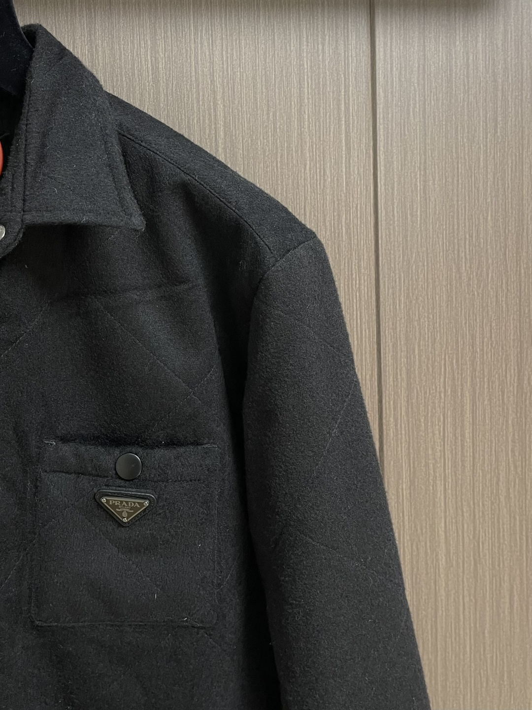 Prada 三角标翻领棉服外套，定制玄光羊绒混纺料 以及大格纹羽绒棉 质感卓越 每一寸都蕴含着沉甸甸的暖