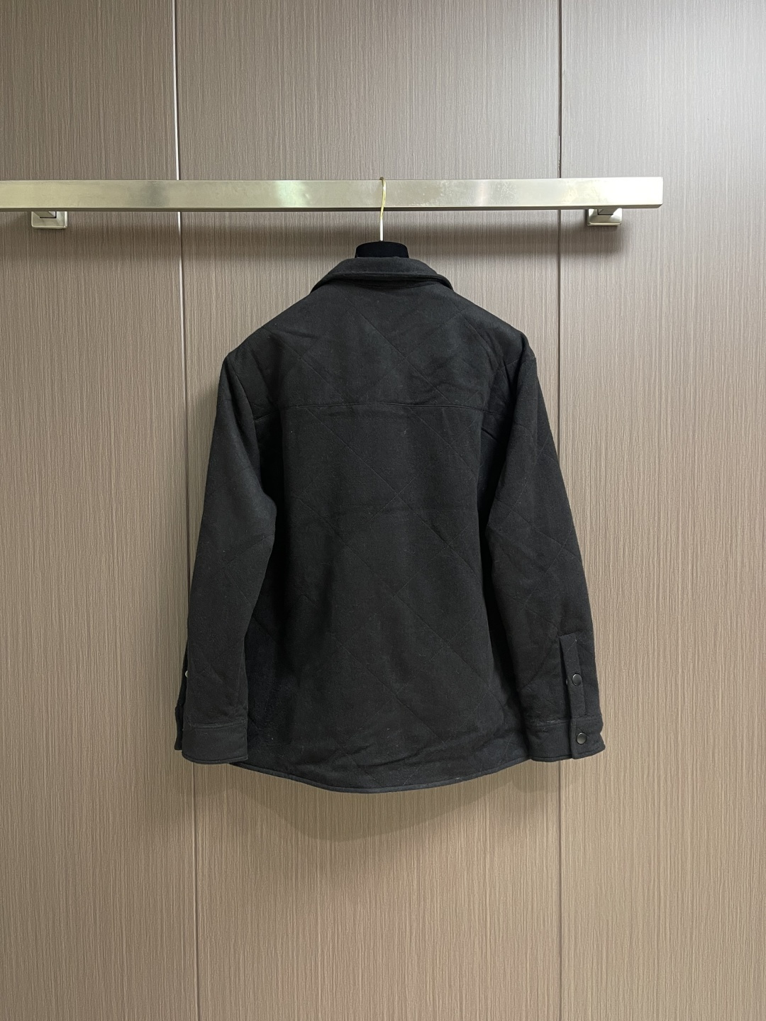 Prada 三角标翻领棉服外套，定制玄光羊绒混纺料 以及大格纹羽绒棉 质感卓越 每一寸都蕴含着沉甸甸的暖