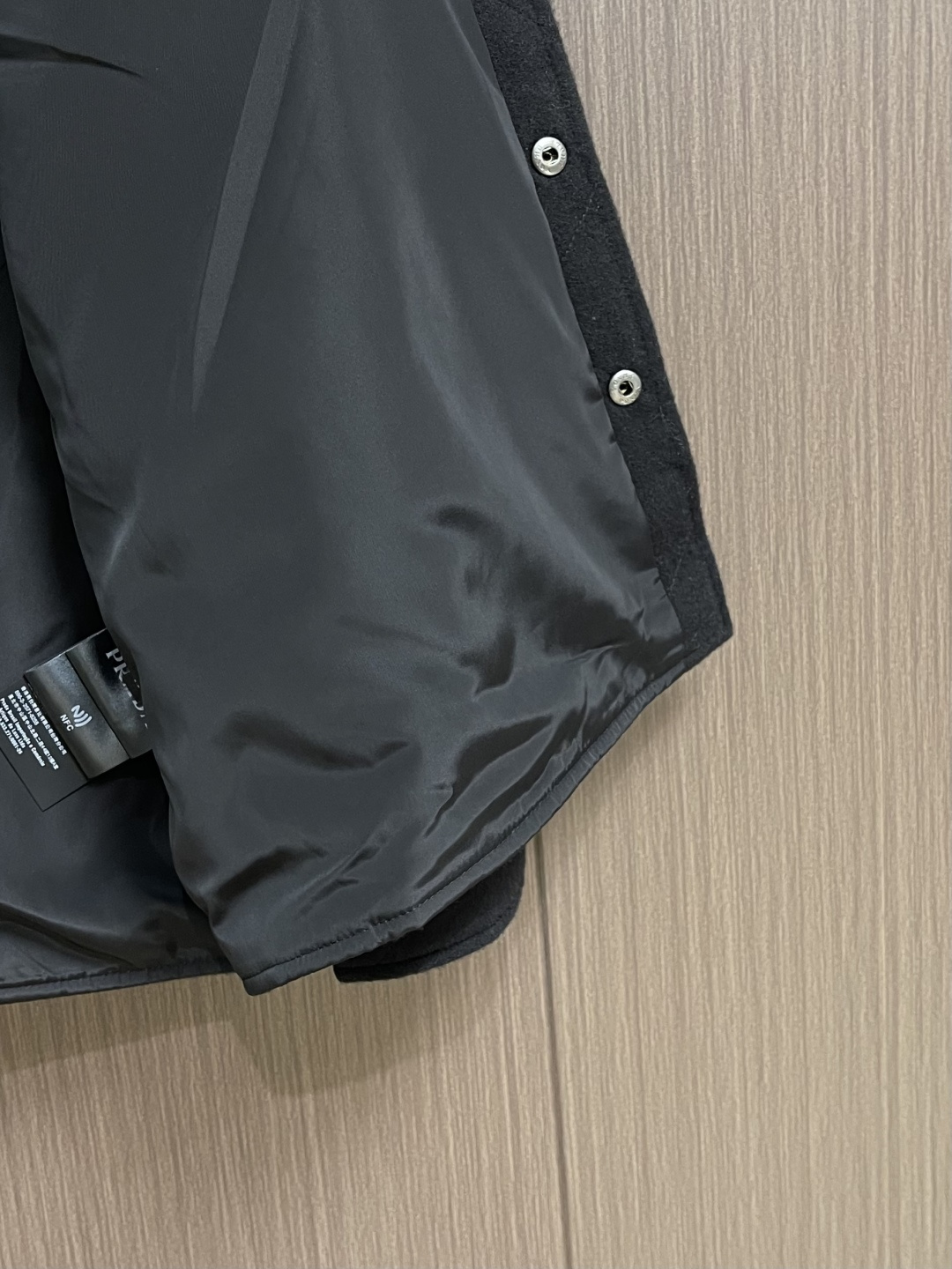 Prada 三角标翻领棉服外套，定制玄光羊绒混纺料 以及大格纹羽绒棉 质感卓越 每一寸都蕴含着沉甸甸的暖