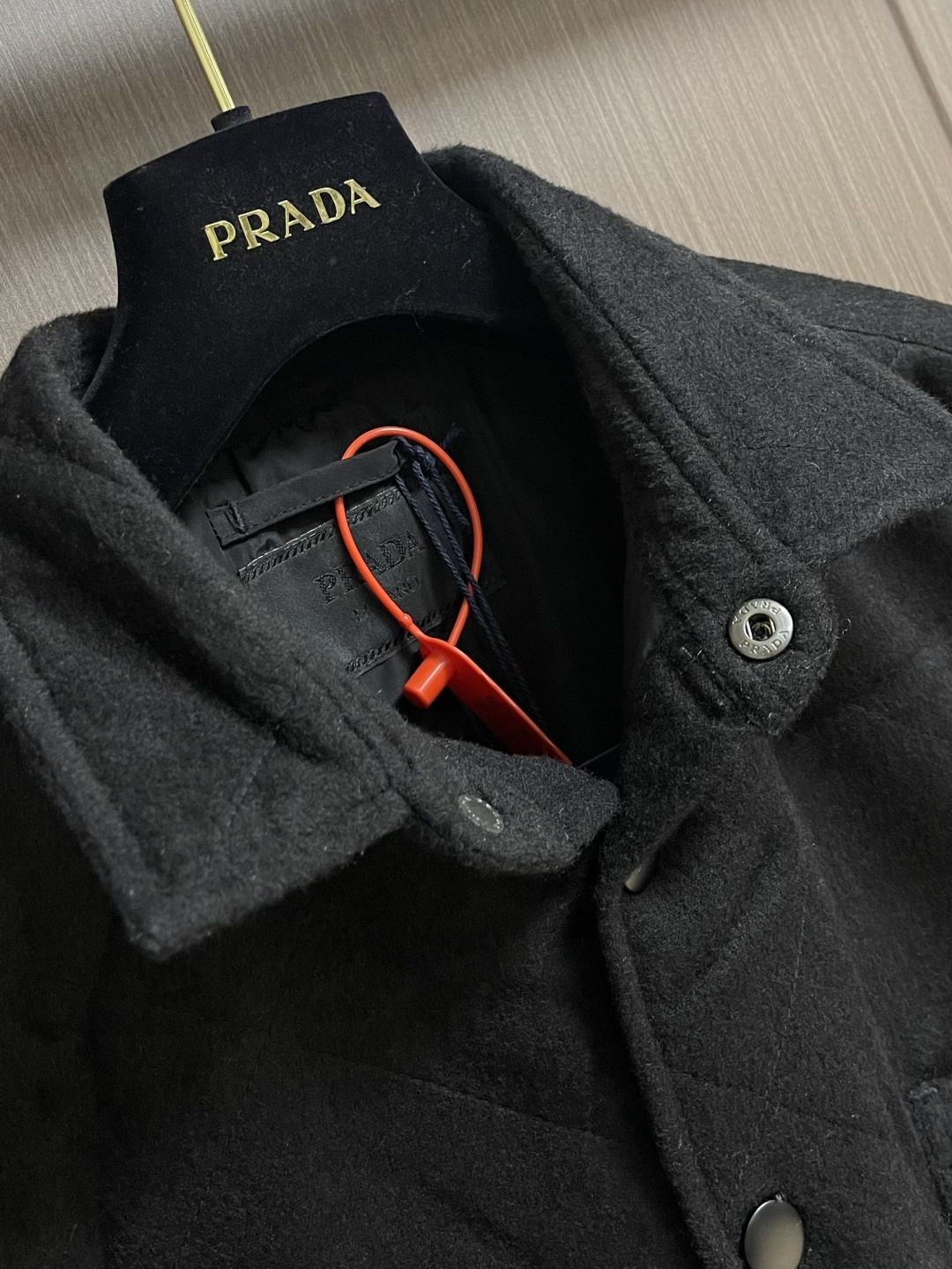 Prada 三角标翻领棉服外套，定制玄光羊绒混纺料 以及大格纹羽绒棉 质感卓越 每一寸都蕴含着沉甸甸的暖