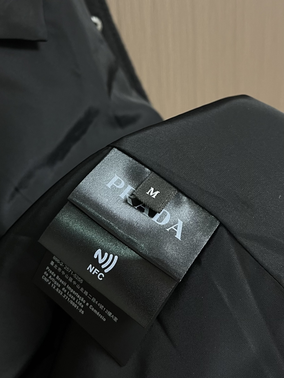 Prada 三角标翻领棉服外套，定制玄光羊绒混纺料 以及大格纹羽绒棉 质感卓越 每一寸都蕴含着沉甸甸的暖