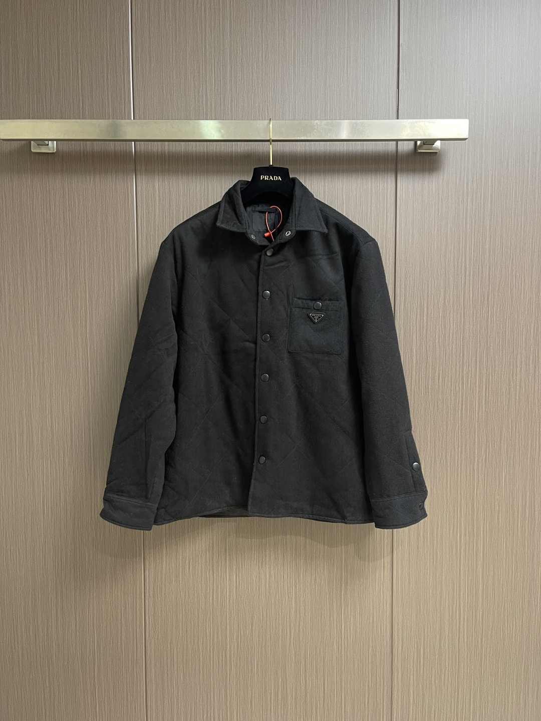 NO:683262,Prada triangle lapel cotton jacket, customized Xuanguang cashmere blend and large plaid down cotton, has excellent texture. Every inch contains heavy warmth. It uses matte black as the main color and has a touch of light. It uses a diamond matrix as the canvas to form a dynamic visual trap. The iconic enameled triangle metal logo embellishment highlights the elegance and nobility of the brand. The lining and down cotton design highlight the wrapping effect, cleverly integrating the warmth of cotton clothing and the aesthetics of life.  It shows unparalleled luxury and charm in a low-key manner. The infrared positioning of the 'Prada triangle mark' by an imported special machine is more accurate and firm. Purely manual disassembly process after water. After completing the initial combination of the lining fabric and the down cotton, the craftsmen will make further adjustments and disassembly in the water. The lining fabric and the down cotton can achieve a perfect combination, making the lining fabric and the down cotton more closely combined. Beautiful and neat, the template machine lines the line process of the computer template machine showing extremely high neatness and smoothness.  Craftsmen precisely control the size during the operation to ensure that every line meets the design requirements. The lines of the entire template are smooth and unified, clean and beautiful. The overall lines are straight and delicate, the fabric is comfortable and soft, and the color is consistent without color difference. It can be matched with the same style to create a fashionable look and control various occasions. Customized accessories, complete three standards, same style for men and women!  Size S-XL S size Bust 122 Shoulder width 48.5 Length 71 Medium Bust 126 Shoulder width 50 Length 73 L Size Bust 130 Shoulder width 51.5 Length 75 XL Bust 134 Shoulder width 53 Length 77,,prada,jackets & coats,down jacket,19860909Prada 三角标翻领棉服外套,定制玄光羊绒混纺料 以及大格纹羽绒棉 质感卓越 每一寸都蕴含着沉甸甸的暖意 以哑光黑作主色调 可触摸的光感 以菱形矩阵为画布 形成动态显形的视觉陷阱标志性涂珐琅三角形金属徽标点缀 彰显品牌的优雅与高贵 衬里和羽绒棉设计凸显包裹效果巧妙融合了棉服的温暖与生活的美学 以低调的姿态展现着无与伦比的奢华与魅力.采用进口专机红外线定位'Prada三角标'位置更为精准 牢固结实.纯手工水后拆卸工艺 完成套里布与羽绒棉的初步结合后匠人会在水中进行进一步的调整和拆卸 套里布与羽绒棉能够实现完美的结合 使得套里布与羽绒棉的结合更为紧密 美观工整,模板机行线 电脑模板机的行线工艺呈现出极高的工整度和平顺性 工艺师在操作过程中对尺寸的精确控制 确保每一条行线都符合设计要求 整个模板的线条流畅而统一 整洁美观.整体走线平直细腻,面料舒适柔软,颜色一致无色差 能与同款搭配营造时尚造型,驾驭各种场合,定制辅料,三标齐全,男女同款！尺码S-XL S码 胸围122肩宽48.5 衣长71 M码胸围126 肩宽50衣长73 L码 胸围130 肩宽51.5 衣长75 XL码胸围134 肩宽53衣长77,,prada,jackets & coats,down jacket,,Men's clothing