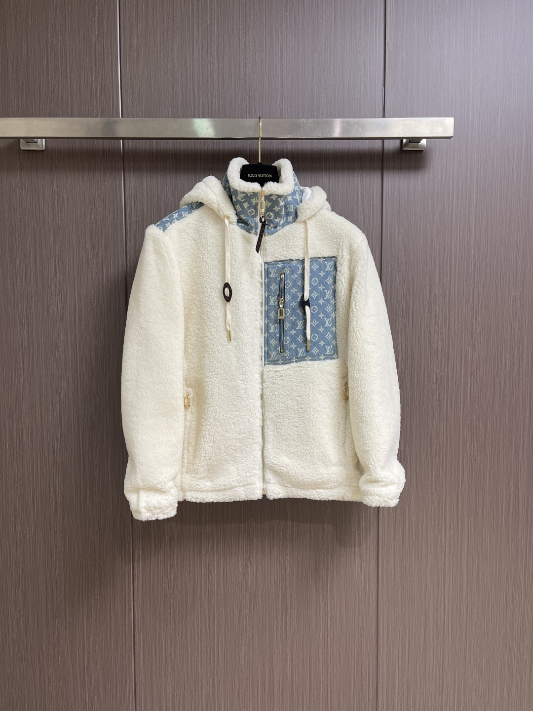 NO:683286,LV MONOGRAM SKI ski series  Suede Teddy hooded jacket, this jacket is made of fluffy sheep wool blended velvet to withstand the cold winter. The contrasting Monogram denim inlay adds a refreshing touch to the chest pocket, high collar and shoulders. The hood and drawstrings upgrade the comfort experience, and the dazzling metal parts add a trendy style. It is an excellent choice for autumn and winter fashion. Its unique feature is that it cleverly splices letter jacquard elements and soft lamb wool. The letter jacquard adds a sense of individuality and trend, breaks the monotony, and highlights the uniqueness.  taste; the lamb wool material brings ultimate warmth, soft and smooth touch, and is extremely comfortable to wear next to the body. The version is loose and stylish, and the same design for men and women does not matter the body shape. It can be easily controlled whether it is matched to show a casual style or to create a sense of vitality. In the cold season, wear it, which is both warm and fashionable, making you stand out from the crowd and become the focus of attention on the street. Size 34-36-38-40-42-44, Louis  vuitton,jackets & coats,jackets & coats,hats,19860909LV MONOGRAM SKI滑雪系列 绒面泰迪连帽外套夹克,本款夹克以蓬松绵羊毛混纺绒布抵御冬季严寒.撞色Monogram牛仔嵌饰为胸袋,高领和肩部增添清新一笔.兜帽与抽绳升级舒暖体验,耀目金属件再添潮流格调.是秋冬时尚的绝佳之选.其独特之处在于将字母提花元素与柔软羊羔毛巧妙拼接,字母提花增添个性潮流感,打破单调,彰显独特品味；羊羔毛材质则带来极致温暖,触感柔软顺滑,贴身穿着舒适无比.版型宽松有型,男女同款设计,不挑身材,无论是搭配展现休闲风,还是配打造活力感,都能轻松驾驭.在寒冷的季节里,穿上它,既保暖又时尚,让你在人群中脱颖而出,成为街头瞩目的焦点.尺码34-36-38-40-42-44,,louis vuitton,jackets & coats,jackets & coats,hats,,Men's clothing