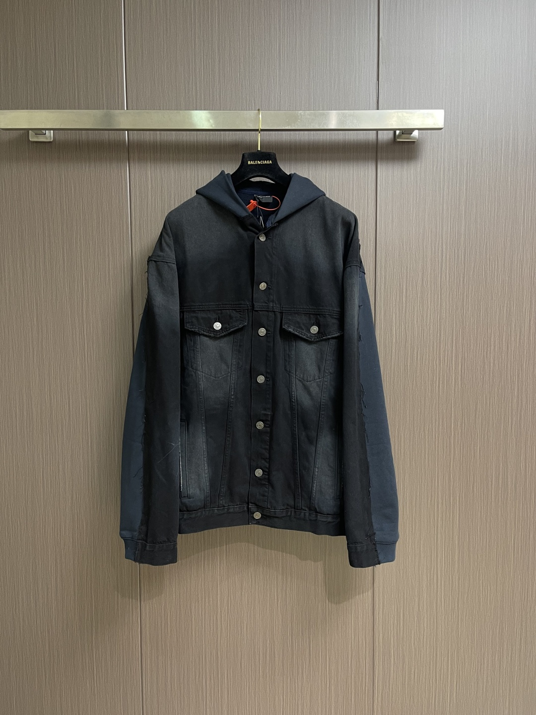 NO:683258,Balenciaga embroidered hooded denim jacket, custom-locked pure cotton denim and brushed sweatshirt material, excellent texture, as warm as cotton and comfortable against the skin, with a gradient of black and gray as the main color, while the deep navy blue makes quantum leaps between fibers, directly touching the depths of the soul. Balenciaga embroidery uses thousands of stitches to reconstruct the brand totem to make it more recognizable. The drawstring-less hood is ingeniously designed and uses unique tailoring to outline a futuristic silhouette.  Sublimate the details into a subversive fashion statement, so that denim jackets are no longer limited to a single style positioning, either defined by tradition or redefined by rebellion. Imported machine embroidery technology is used. Advanced computer control systems and precision mechanical components are used to realize Balenciaga letter embroidery operations with high precision. The lines are smooth and delicate, using the rotten edge hanging technology. The natural rotten edge effect is achieved by physical wear and friction on the edges. The combination of high-temperature steam and frosted paper removes fiber hairiness and color difference.  Showing unique holes and wear effects, the embedded stitching process is used. The stitching of denim and knitted fabrics can provide high-quality stitching results. Smooth and tidy. It uses multiple sand scrubbers and high-pressure spray guns to rub in specific parts to achieve a local gradient effect. Then, the frosting technology is used to create a unique texture pattern. The workmanship is extremely complex. The overall routing is time-consuming, straight and delicate, the fabric is comfortable and soft, and the color is consistent without color difference.  It can be matched with the same style to create a fashionable look, and can be used in various occasions. Customized accessories, complete with three standards, same style for men and women!  Sizes XS-L19860909Balenciaga 刺绣连帽牛仔夹克,定制锁纹纯棉牛仔料 以及磨绒卫衣料 质感卓越 温润如棉舒适贴肤 以黑中生灰的渐变作主色调 而深邃的藏蓝在纤维间进行量子跃迁 直击心灵深处 Balenciaga刺绣以千针万线重构品牌图腾辨识度拉满 无抽绳兜帽巧妙设计 以独特的剪裁勾勒出未来感的轮廓 将细节升华为颠覆性时尚宣言 让牛仔夹克不再局限于单一的风格定位 要么被传统定义要么用反叛重新定义.采用进口机刺绣工艺 使用先进的计算机控制系统和精密的机械部件 实现Balenciaga 字母刺绣作业 精度高 线条流畅而细腻,采用烂边吊烂技术 通过物理磨损在边缘部分进行摩擦来实现自然烂边效果 通过高温蒸汽和磨砂纸的结合 去除纤维毛羽和色差 呈现出独特的破洞和磨损效果,采用埋夹车线拼缝工艺 牛仔与针织拼接能够提供优质的缝合效果 平顺整洁 工整整洁,采用多位马骝＋擦沙通过使用高压喷枪 在特定部位进行摩擦 达到局部渐变的效果 再通过磨砂技术 制造出独有纹理图案 做工极其复杂 耗时整体走线平直细腻,面料舒适柔软,颜色一致无色差 能与同款搭配营造时尚造型,驾驭各种场合,定制辅料,三标齐全,男女同款！尺码XS-L XS码 胸围145 肩宽63 后衣长73  S码 胸围149 肩宽65 后衣长74.5  M码胸围153 肩宽67 后衣长76 L码胸围157 肩宽69 后衣长77.5,,balenciaga,hoodie,sweatshirts,jackets & coats,hats,,Men's clothing