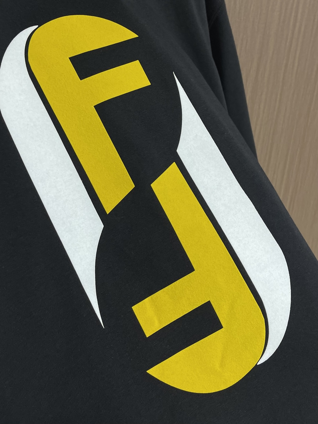 FENDI 2026fw早春新款圆领短袖T恤，300克纯棉面料，走线细致工整，正面饰黑色和黄色放大版FE