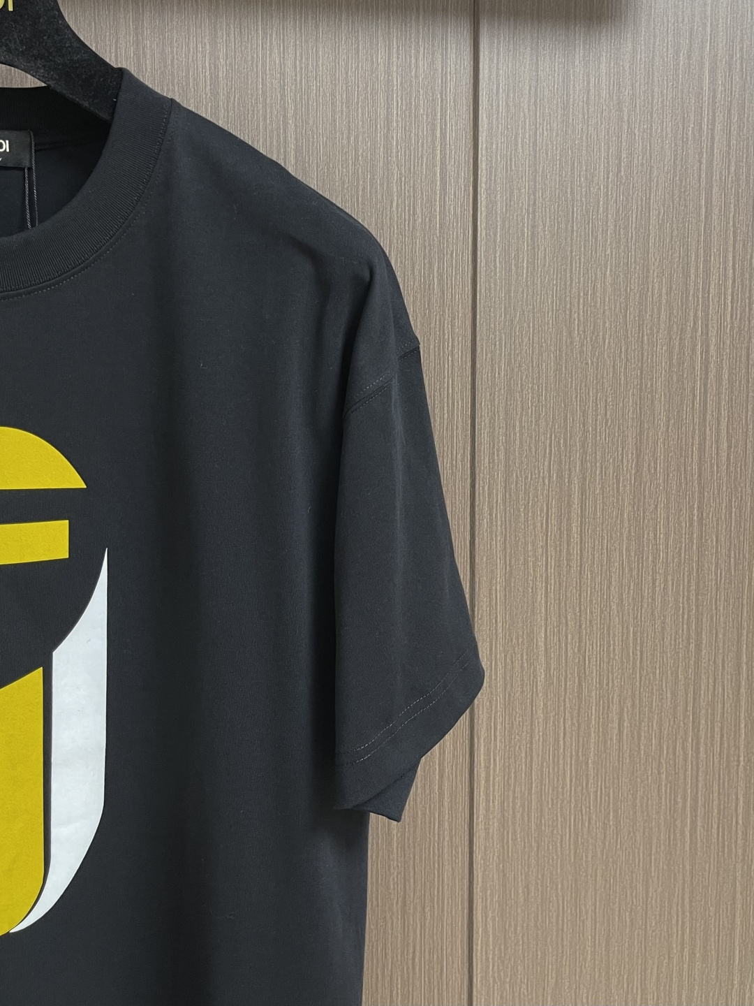 FENDI 2026fw早春新款圆领短袖T恤，300克纯棉面料，走线细致工整，正面饰黑色和黄色放大版FE