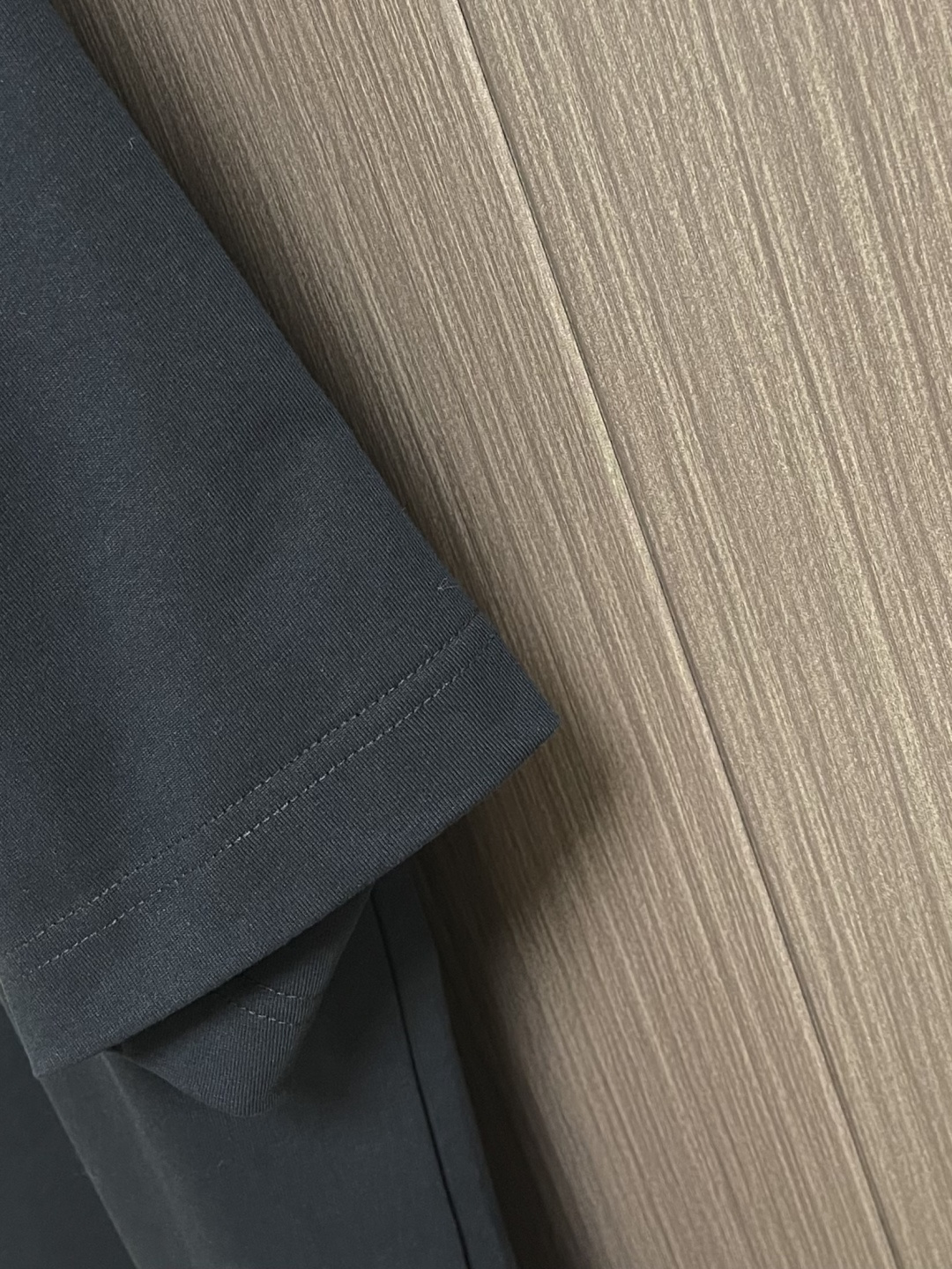 FENDI 2026fw早春新款圆领短袖T恤，300克纯棉面料，走线细致工整，正面饰黑色和黄色放大版FE