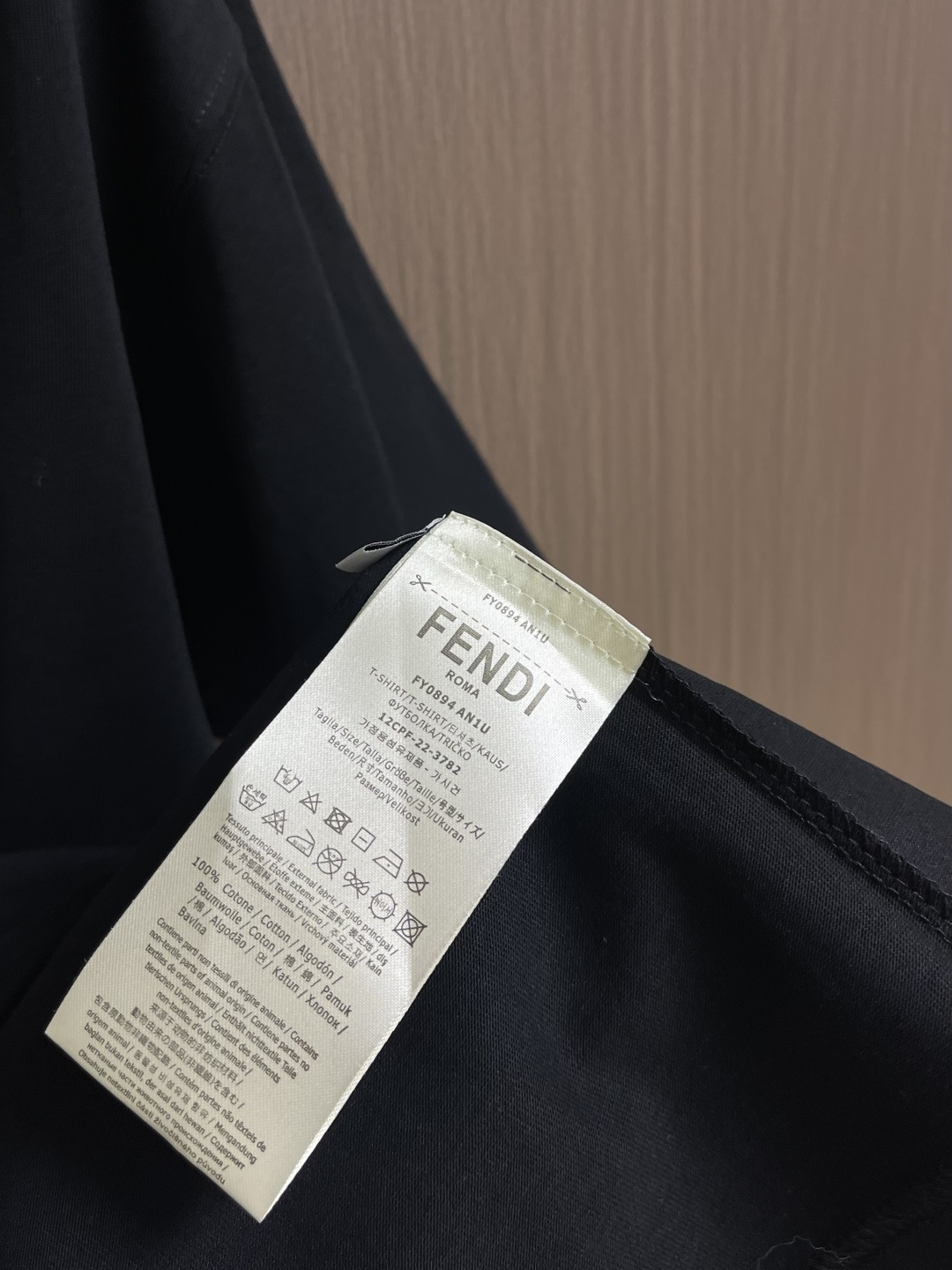 FENDI 2026fw早春新款圆领短袖T恤，300克纯棉面料，走线细致工整，正面饰黑色和黄色放大版FE