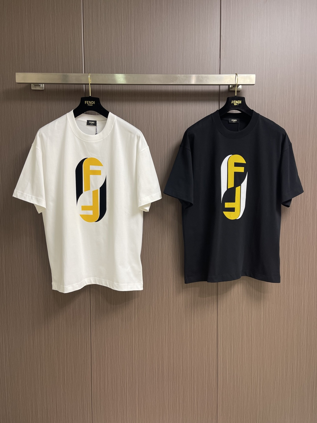 FENDI 2026fw早春新款圆领短袖T恤，300克纯棉面料，走线细致工整，正面饰黑色和黄色放大版FE