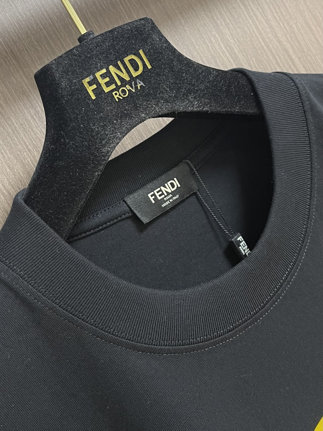 FENDI 2026fw早春新款圆领短袖T恤，300克纯棉面料，走线细致工整，正面饰黑色和黄色放大版FE