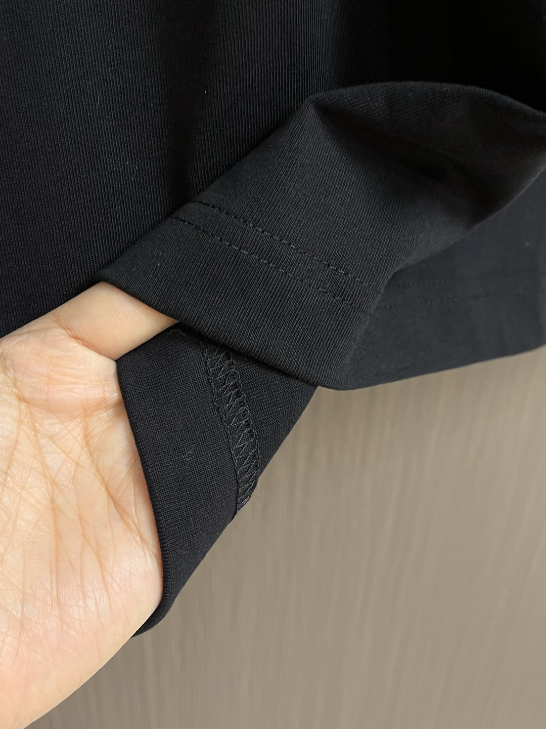 FENDI 2026fw早春新款圆领短袖T恤，300克纯棉面料，走线细致工整，正面饰黑色和黄色放大版FE