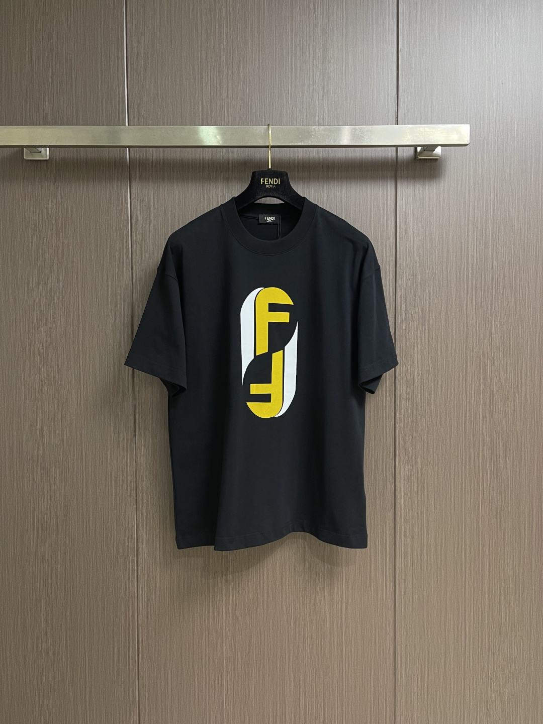 FENDI 2026fw早春新款圆领短袖T恤，300克纯棉面料，走线细致工整，正面饰黑色和黄色放大版FE