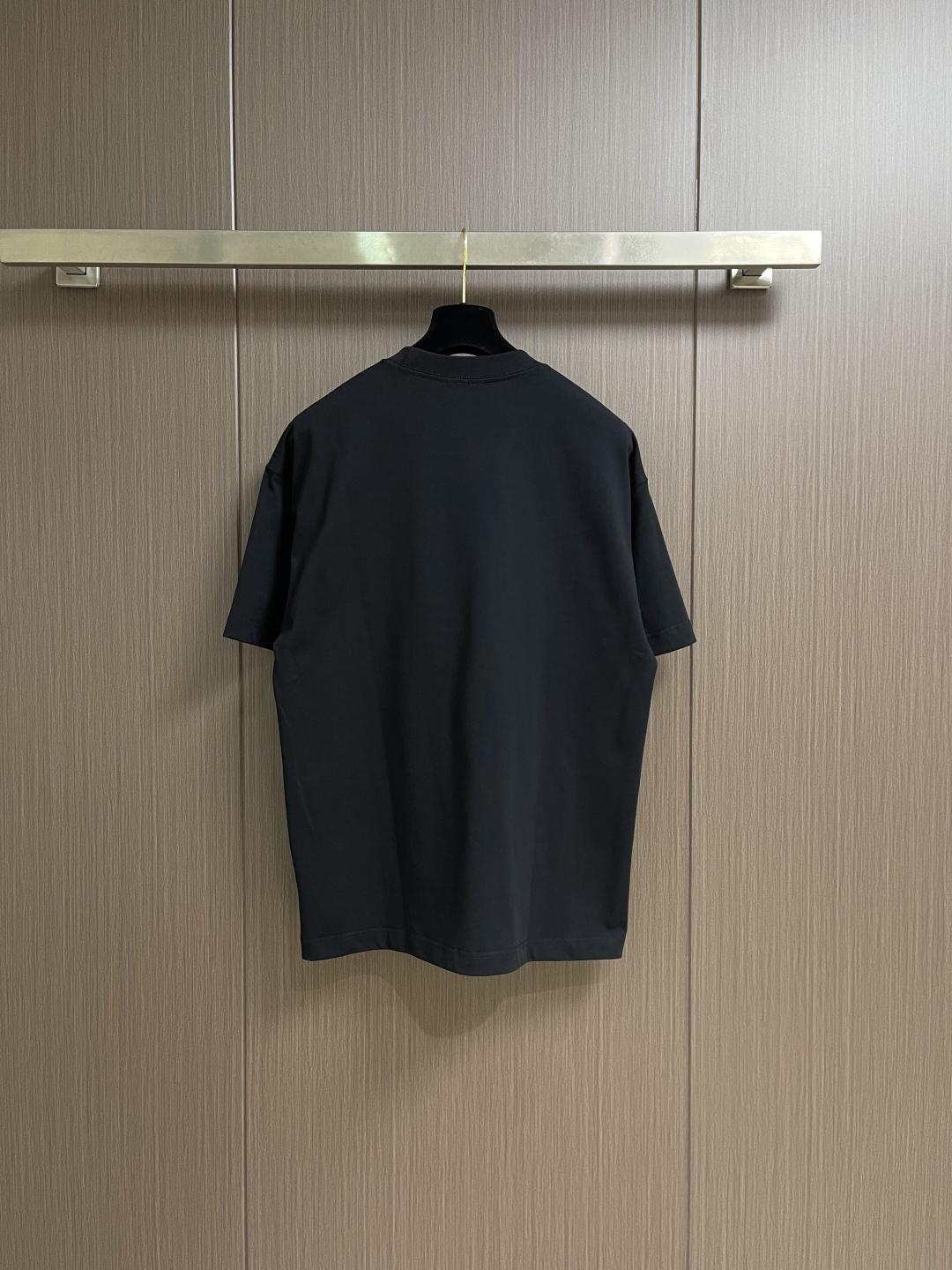 FENDI 2026fw早春新款圆领短袖T恤，300克纯棉面料，走线细致工整，正面饰黑色和黄色放大版FE