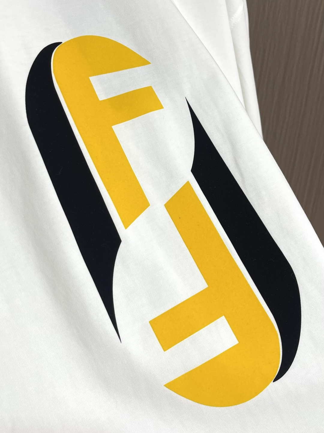 FENDI 2026fw早春新款圆领短袖T恤，300克纯棉面料，走线细致工整，正面饰黑色和黄色放大版FE