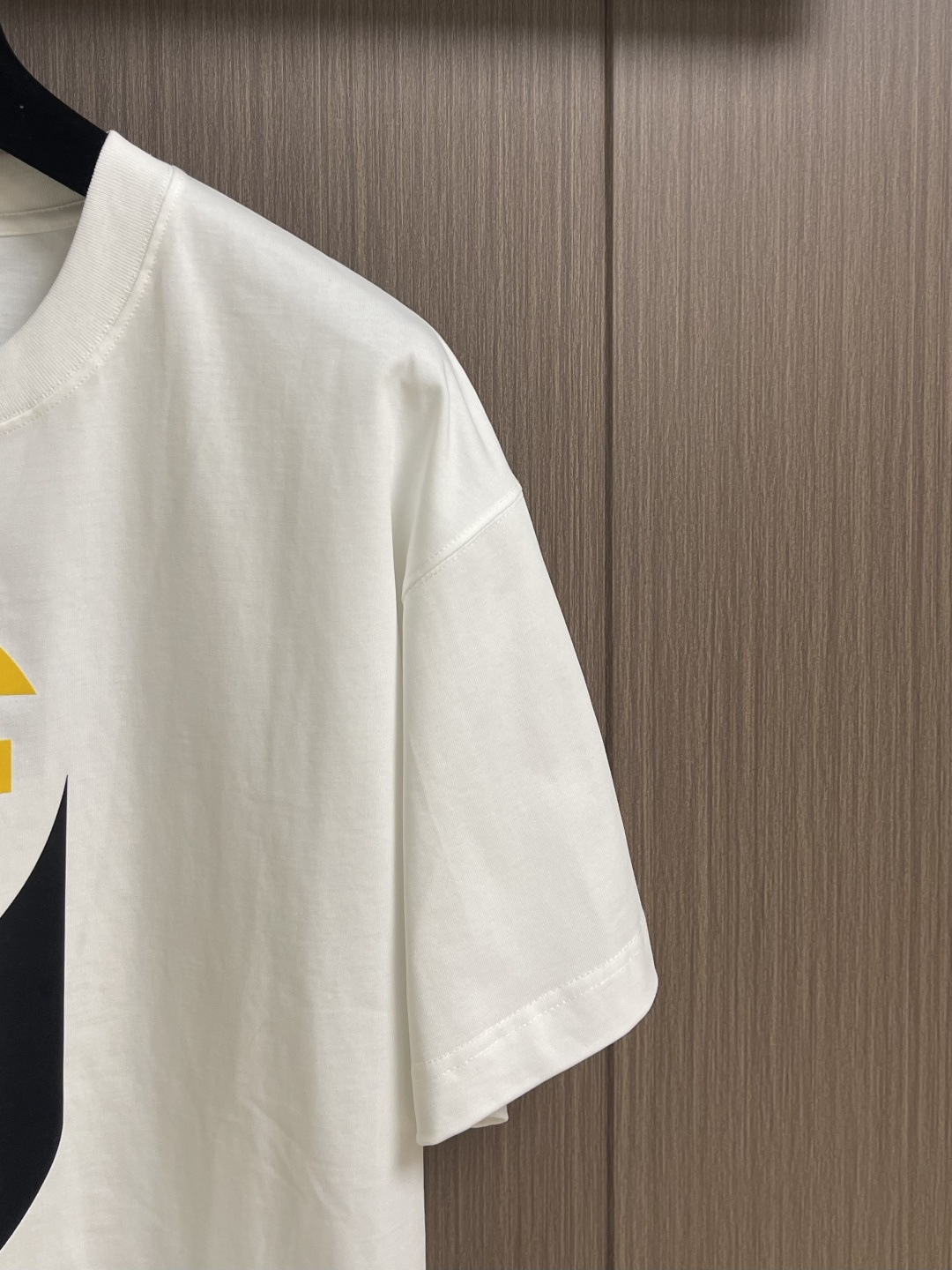 FENDI 2026fw早春新款圆领短袖T恤，300克纯棉面料，走线细致工整，正面饰黑色和黄色放大版FE