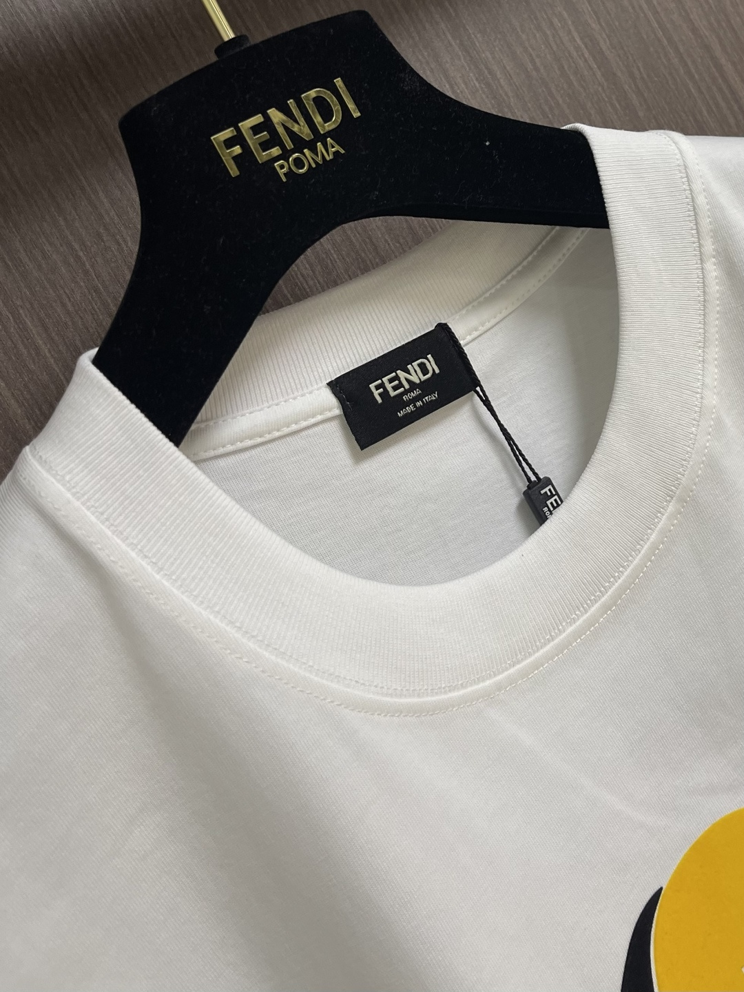 FENDI 2026fw早春新款圆领短袖T恤，300克纯棉面料，走线细致工整，正面饰黑色和黄色放大版FE