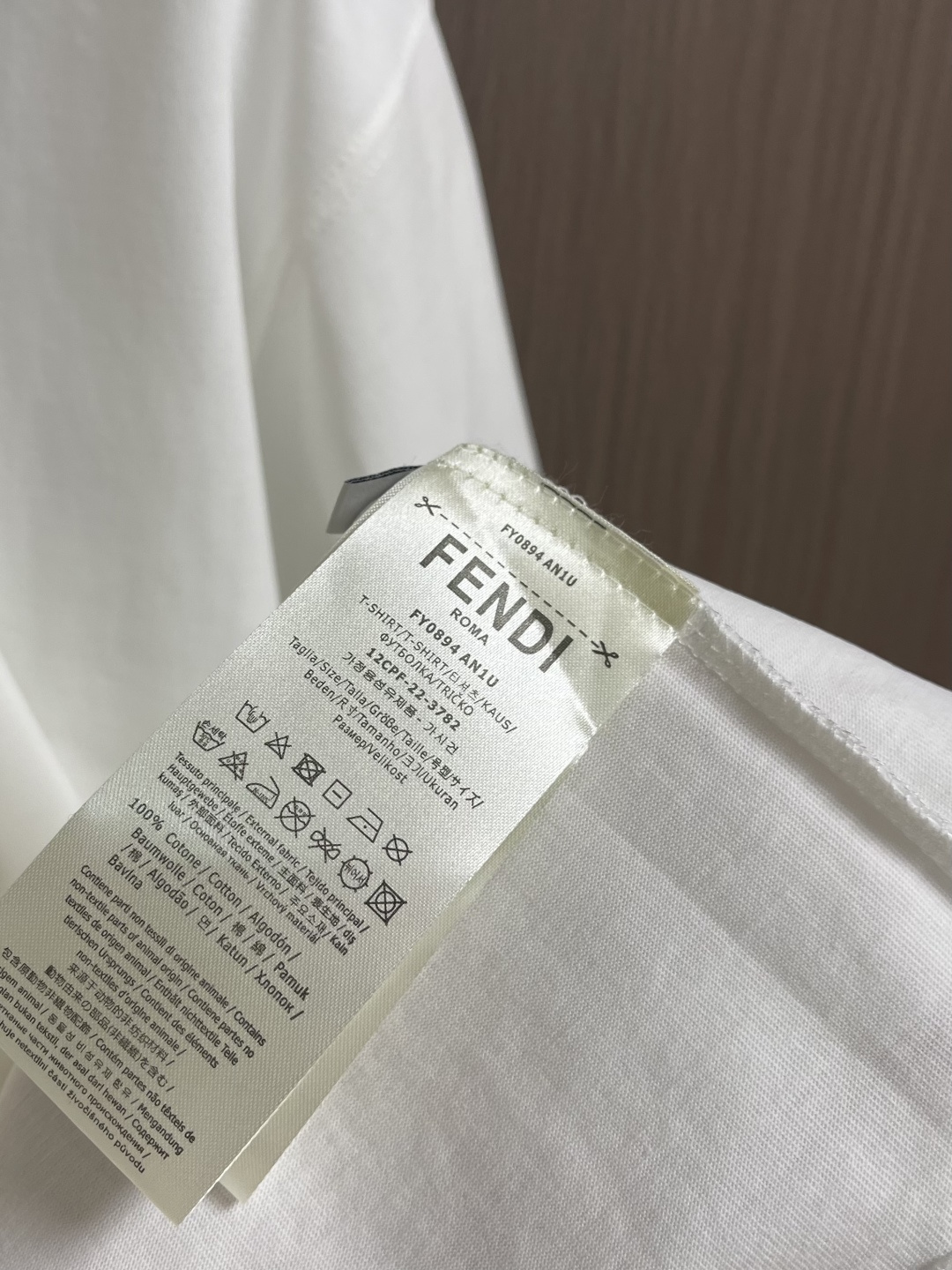 FENDI 2026fw早春新款圆领短袖T恤，300克纯棉面料，走线细致工整，正面饰黑色和黄色放大版FE