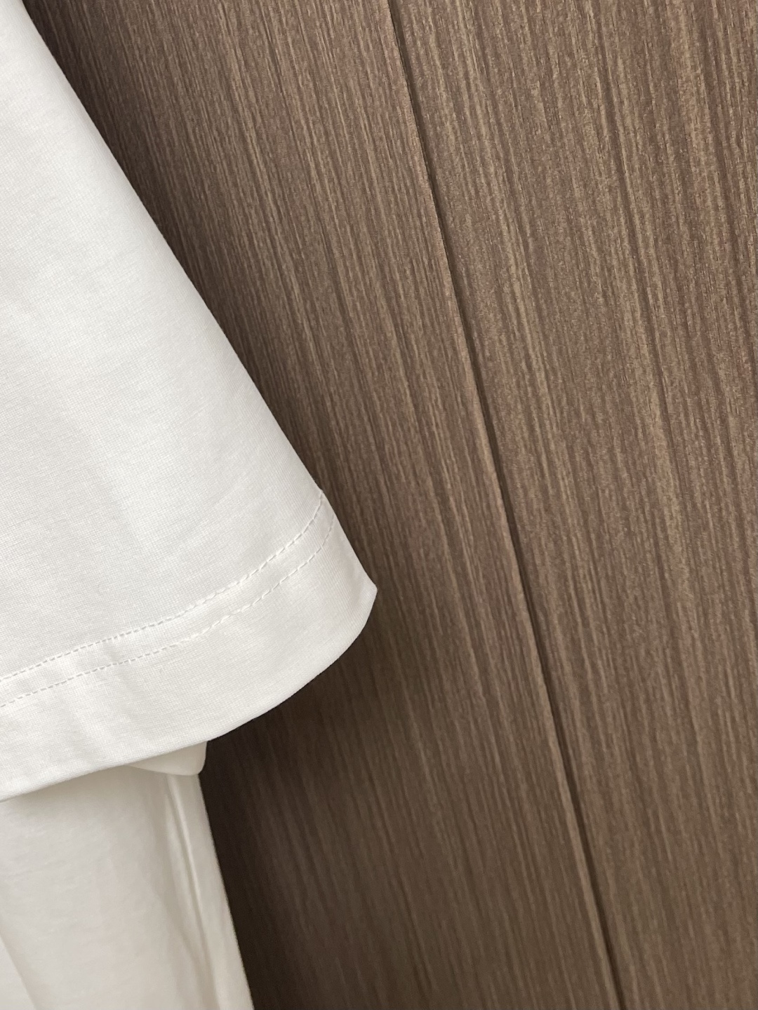 FENDI 2026fw早春新款圆领短袖T恤，300克纯棉面料，走线细致工整，正面饰黑色和黄色放大版FE