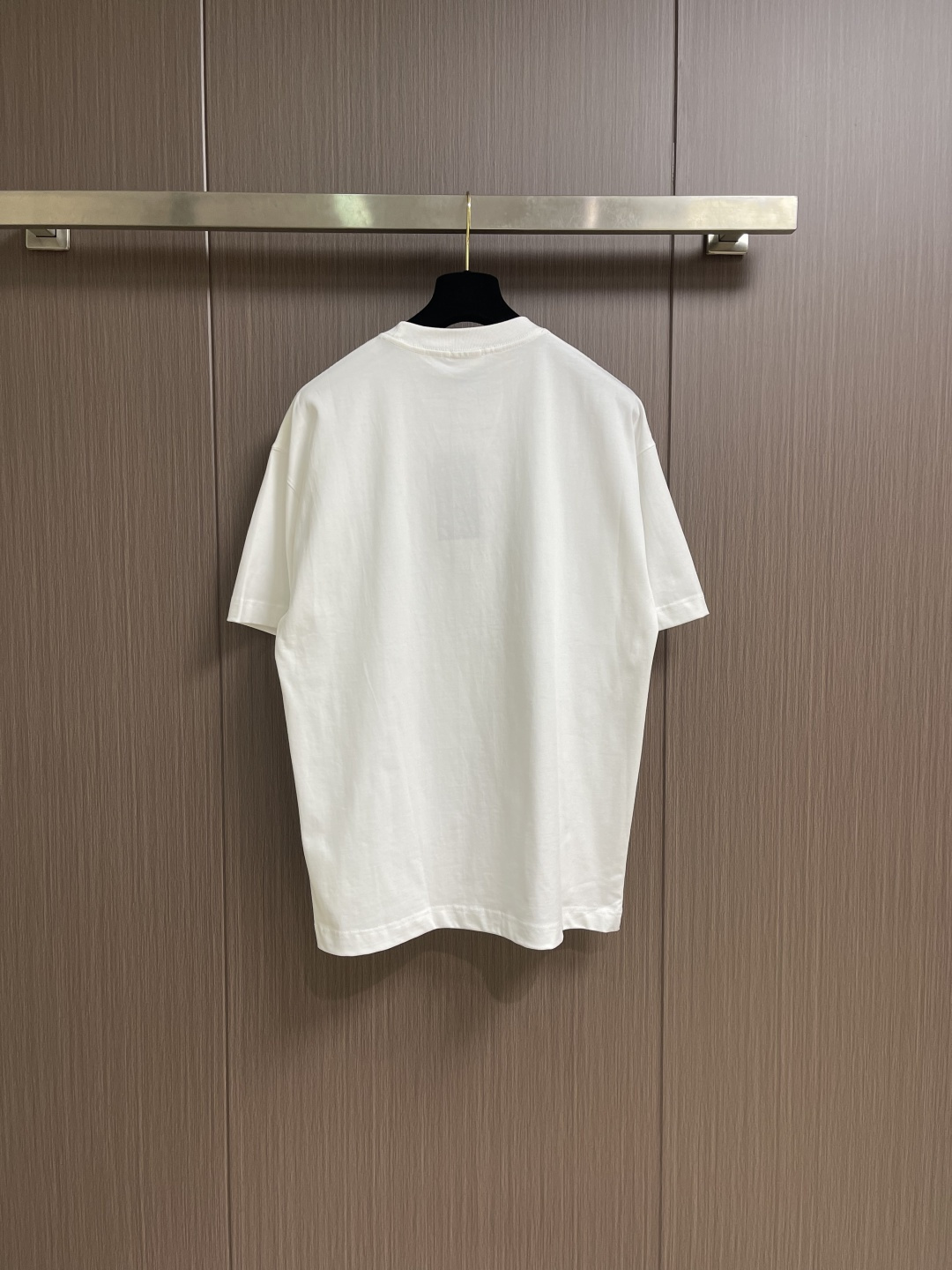 FENDI 2026fw早春新款圆领短袖T恤，300克纯棉面料，走线细致工整，正面饰黑色和黄色放大版FE