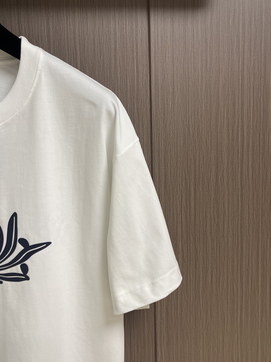 FENDI 2026SS春夏新款短袖T恤 经典 立体厚板硅胶工艺＋贴布绣 定制双纱平纹纯棉面料 ，上身百