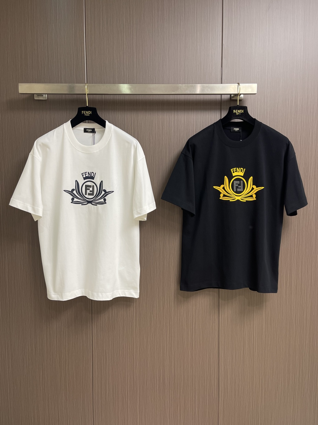 FENDI 2026SS春夏新款短袖T恤 经典 立体厚板硅胶工艺＋贴布绣 定制双纱平纹纯棉面料 ，上身百