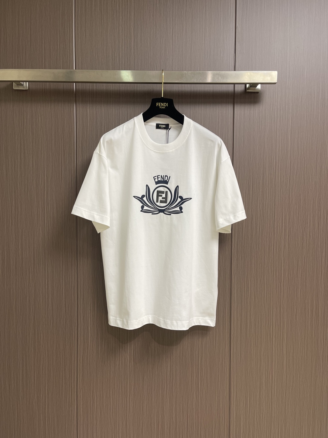 FENDI 2026SS春夏新款短袖T恤 经典 立体厚板硅胶工艺＋贴布绣 定制双纱平纹纯棉面料 ，上身百