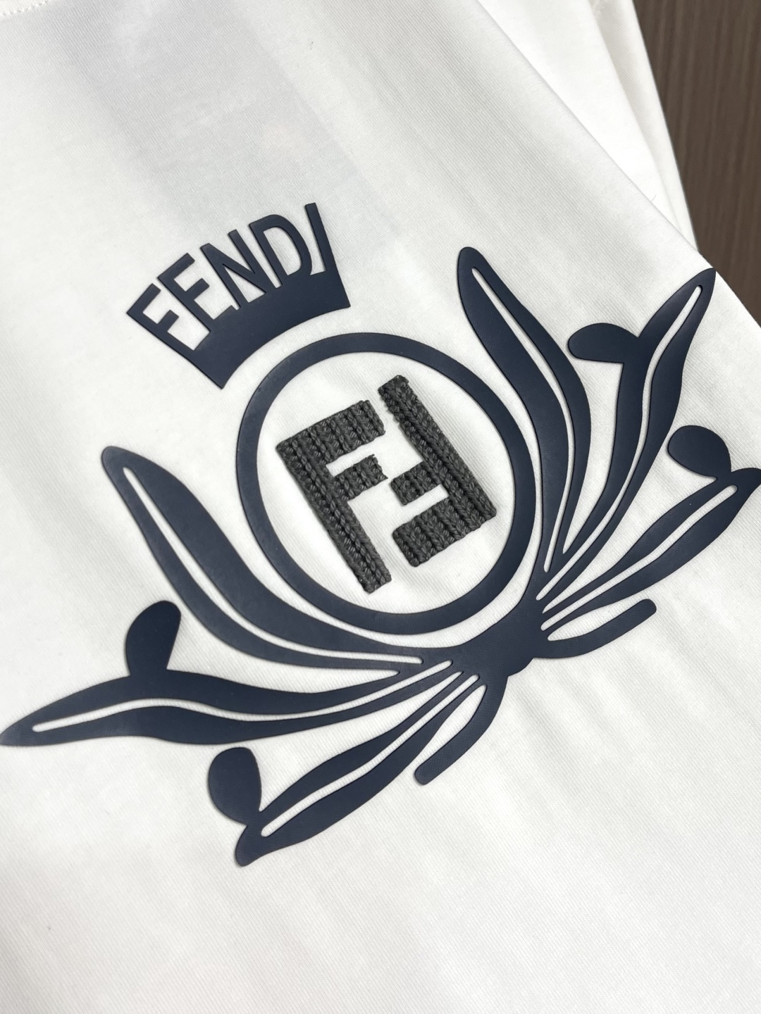 FENDI 2026SS春夏新款短袖T恤 经典 立体厚板硅胶工艺＋贴布绣 定制双纱平纹纯棉面料 ，上身百