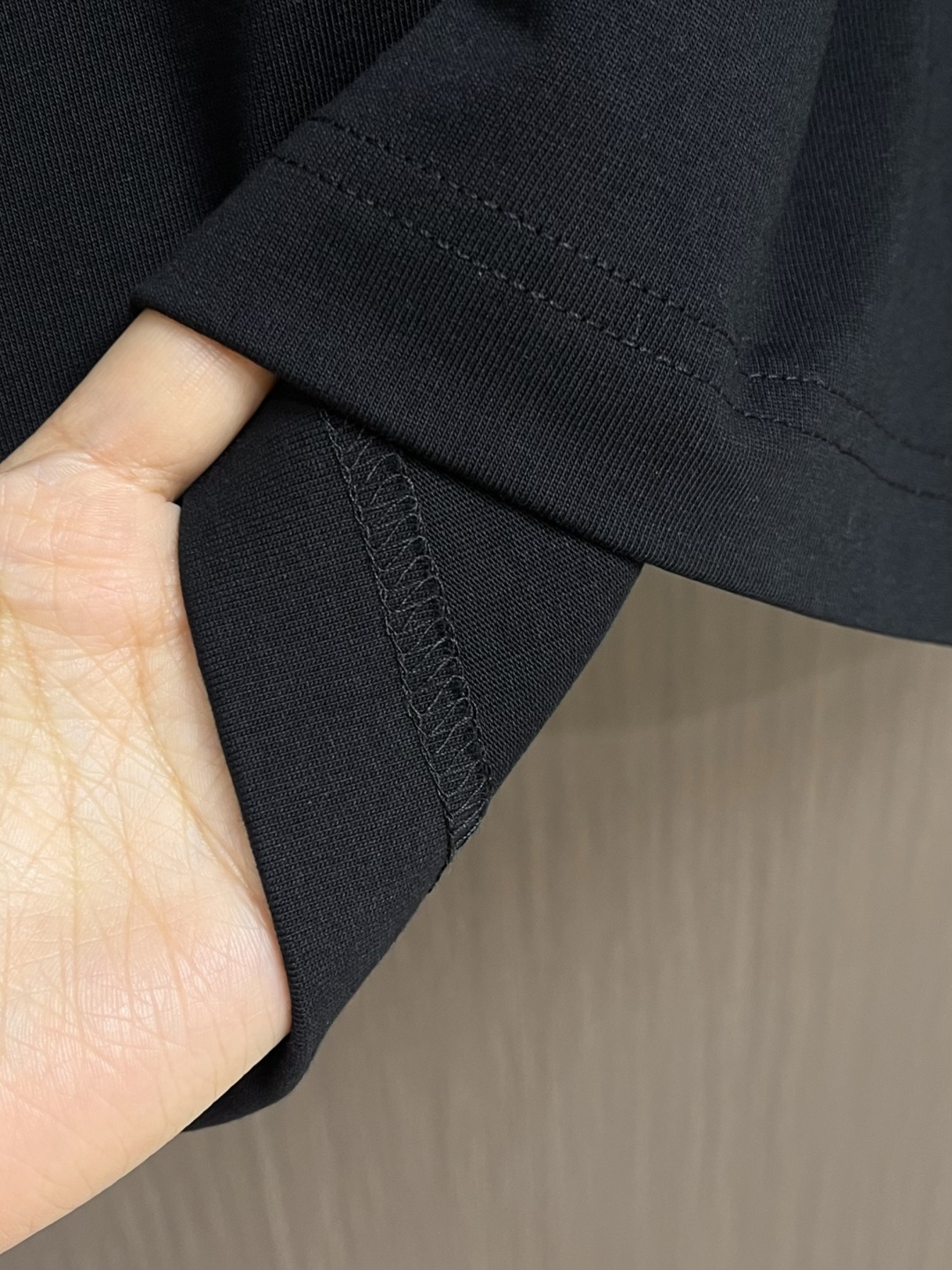 FENDI 2026SS春夏新款短袖T恤 经典 立体厚板硅胶工艺＋贴布绣 定制双纱平纹纯棉面料 ，上身百