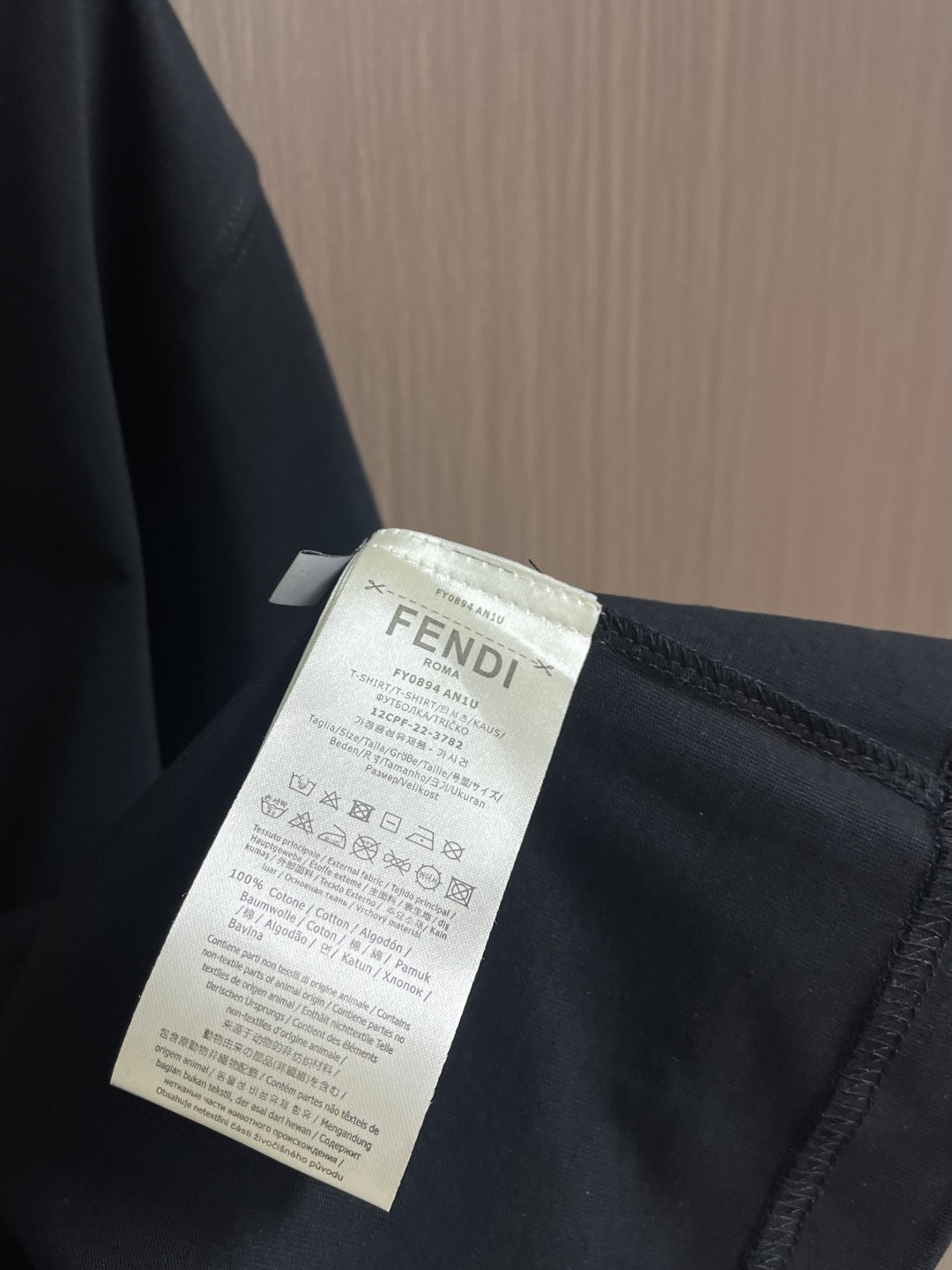 FENDI 2026SS春夏新款短袖T恤 经典 立体厚板硅胶工艺＋贴布绣 定制双纱平纹纯棉面料 ，上身百